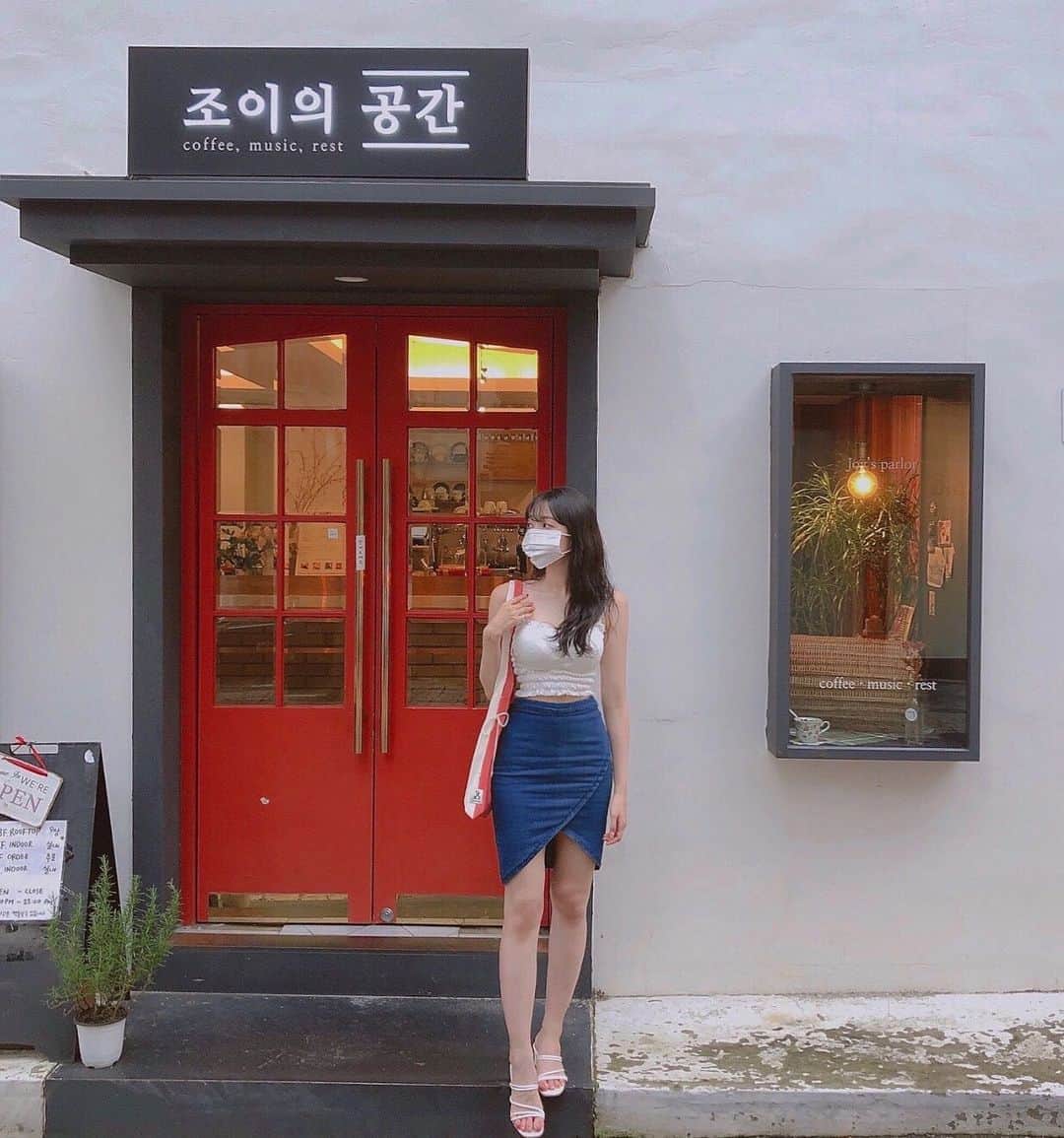 ユジョン のインスタグラム：「“날씨 요정🧚🏻‍♀️” 요즘 나는 나를 이렇게 표현하곤 해 사실 우산이 필요할 때도 있고, 비를 맞을 때도 있는데 가끔 찾아오는 작은 행운으로 너랑 호들갑 떨고 싶었나 봐   #유딩세상」