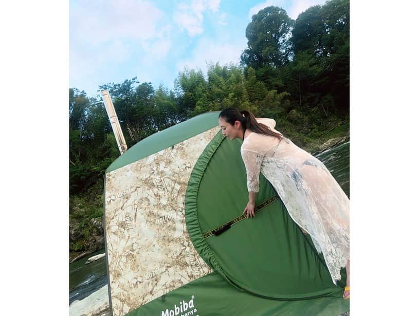 園都さんのインスタグラム写真 - (園都Instagram)「サウナロケ でした🌿 青空の下で森林浴、川のせせらぎの音、熱と自然の水風呂。 自然が持つ魅力・エネルギーを堪能しながら、 #サウナ浴 #冷水浴 #外気浴 をワンセットで楽しめる 究極のリラックスを味わえるなのだ！！！！！  #sauna #saunacamp #saunahat #löyly #サウナハット #川とサウナ #ロウリュ」8月30日 21時59分 - miyakosono_official