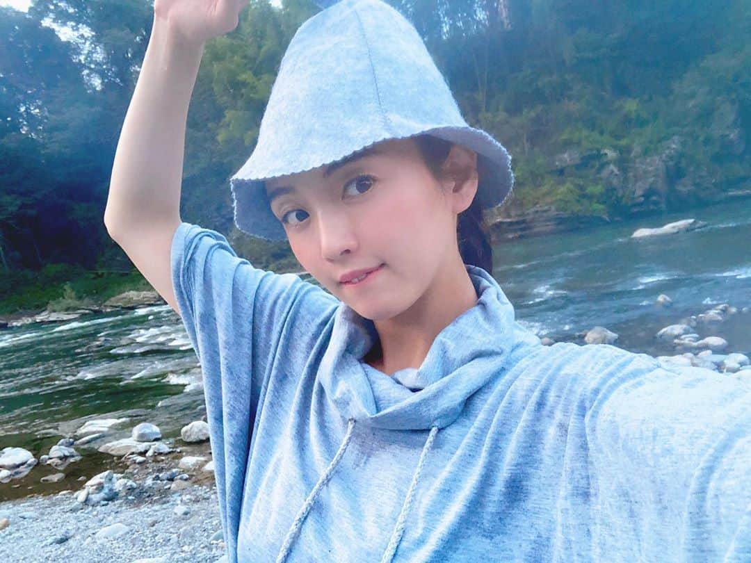 のインスタグラム：「サウナロケ でした🌿 青空の下で森林浴、川のせせらぎの音、熱と自然の水風呂。 自然が持つ魅力・エネルギーを堪能しながら、 #サウナ浴 #冷水浴 #外気浴 をワンセットで楽しめる 究極のリラックスを味わえるなのだ！！！！！  #sauna #saunacamp #saunahat #löyly #サウナハット #川とサウナ #ロウリュ」