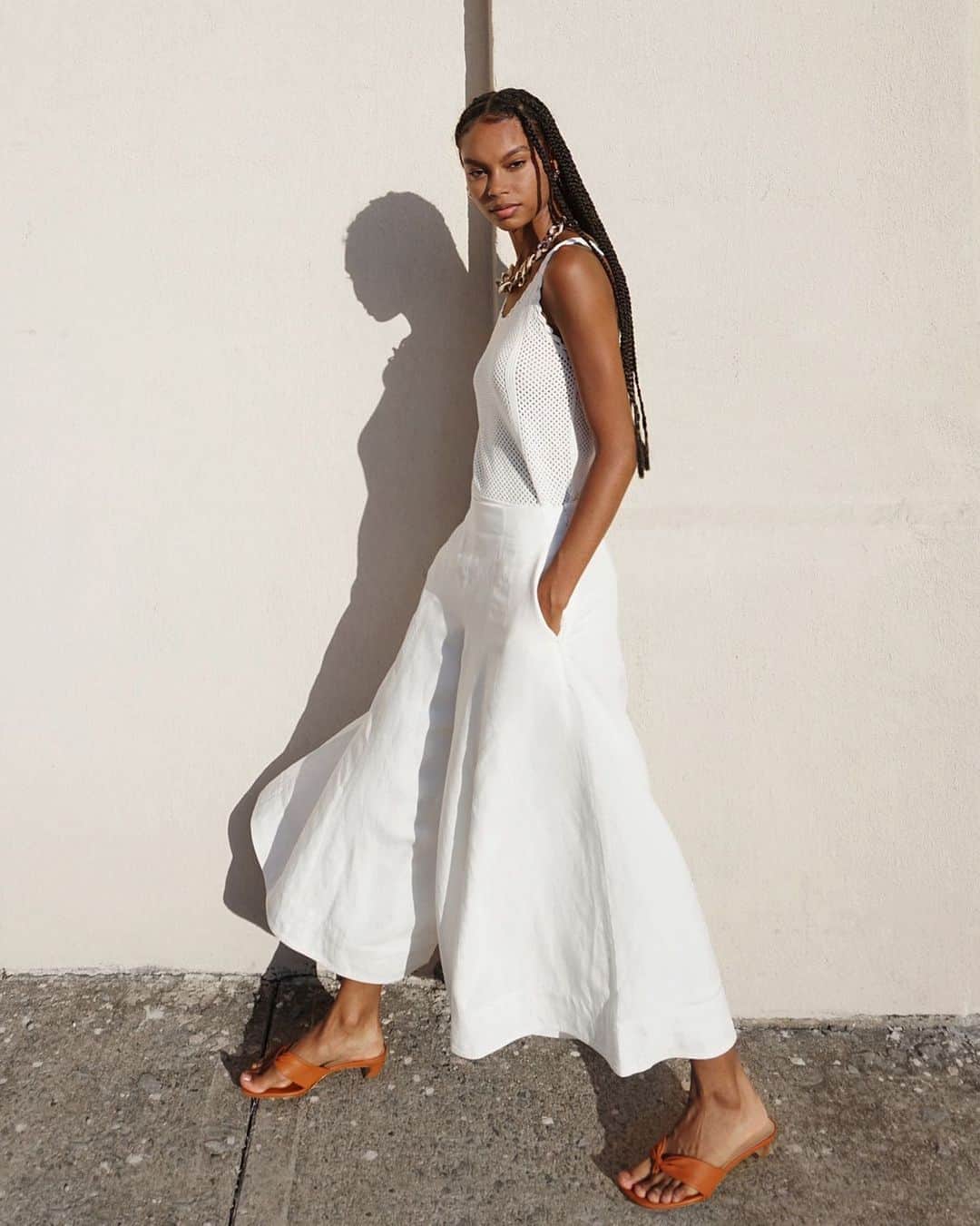 Club Monacoのインスタグラム：「Thrive during daily strolls in the crop flare pant. @taelorthein」
