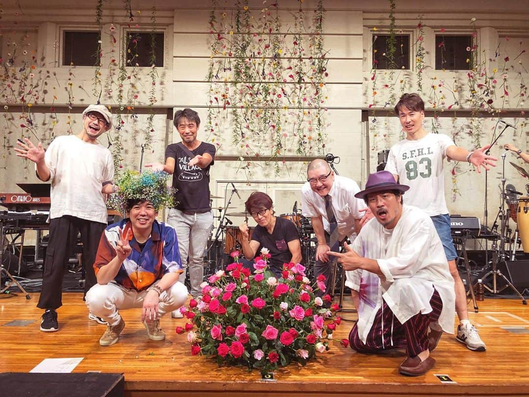 スキマスイッチさんのインスタグラム写真 - (スキマスイッチInstagram)「『JA全農COUNTDOWN JAPAN FLOWER PROJECT SPECIAL LIVE』生配信ライブご覧いただき、ありがとうございました‼︎﻿ ﻿ 本日披露した楽曲も収録されている﻿ #スキマスイッチ『#スキマノハナタバ ～Smile Song Selection～』発売中です！﻿ ﻿ ﻿ ★コンセプトムービー公開中★﻿ https://youtu.be/XYW30LOey3o﻿ ﻿ ============﻿ ﻿ セレクションアルバム「スキマノハナタバ ～Smile Song Selection～」﻿ 今回も前作同様、通常盤は好きなジャケットにメッセージを書いてプレゼントできるカスタムジャケット仕様﻿ 初回限定盤はフォト & イラストブックレット付 上製本型パッケージ仕様となっています！﻿ ﻿ ﻿ https://sp.universal-music.co.jp/sukimaswitch/sukima-flowerlist-2/﻿ ﻿ またなんと！﻿ 初回盤と通常盤の写真&イラストが別々なんです！﻿ アートワークも楽しめる #スキマノハナタバ﻿ 是非手に取ってご覧いただきたいです！！﻿ ﻿ ★CDご購入はコチラ！　https://lnk.to/sukimanohanataba_sss﻿ ★配信はコチラ！　https://umj.lnk.to/SukimaSwitch_hanataba_sss﻿ ﻿ ﻿ ﻿ #スキマスイッチ﻿ #スキマノハナタバ﻿ #大橋卓弥﻿ #常田真太郎﻿ #スキマの花屋﻿ #全力少年 Remastered﻿ #夏のコスモナウト﻿ #青春﻿ #ガラナ﻿ #ミスターカイト﻿ #星のうつわ﻿ #かけらほのか﻿ #HelloEspecially﻿ #LとR﻿ #トラベラーズハイ﻿ #AhYeah!!﻿ #ゴールデンタイムラバー﻿ #晴ときどき曇﻿ #あけたら」8月30日 22時03分 - sukimaswitch_official