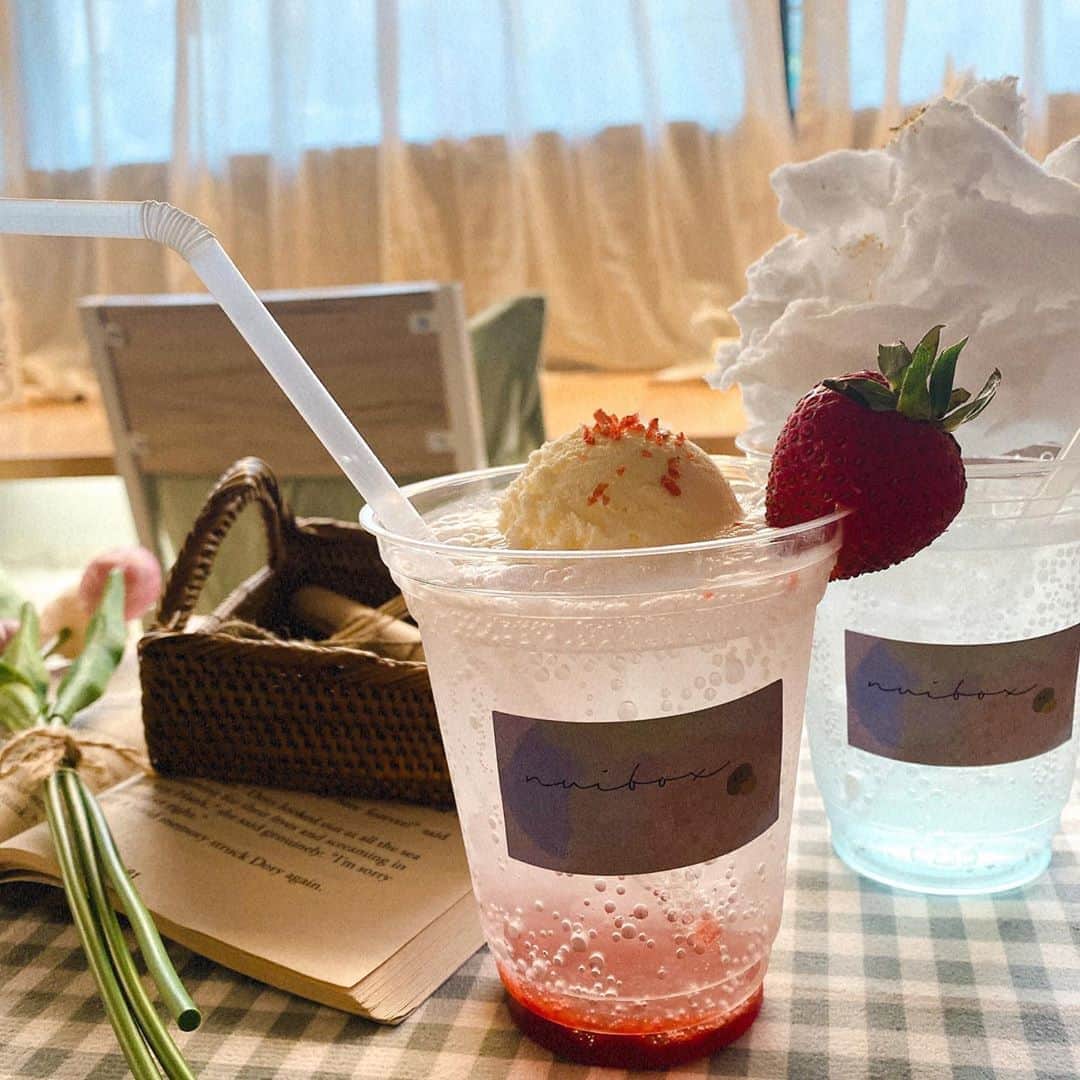 加藤玲奈のインスタグラム：「この前可愛すぎるカフェ行きました🍓☁️ 映えというやつや！ #nuibox #ヌイボックス」