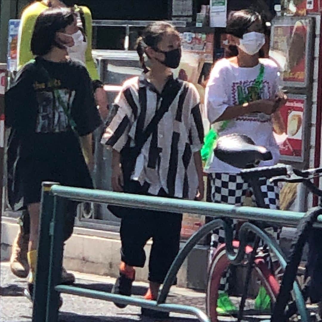 DJ DARUMAのインスタグラム：「娘が友達と連れ立って2時間ほど 原宿でタピオカを飲んだり少しだけ買い物したり (現地への送迎はしましたが)。 成長の喜びと だんだんと手を離れていく 少しの寂しさで何だか複雑😵🌀  帰って来た娘が『ちょっと汚い言葉使ってイイ？』と 言うので『ん？どうしたの？イイよ』と返すと 『クッソ楽しかった！』…だそうですw  そんな日曜日でございました。」