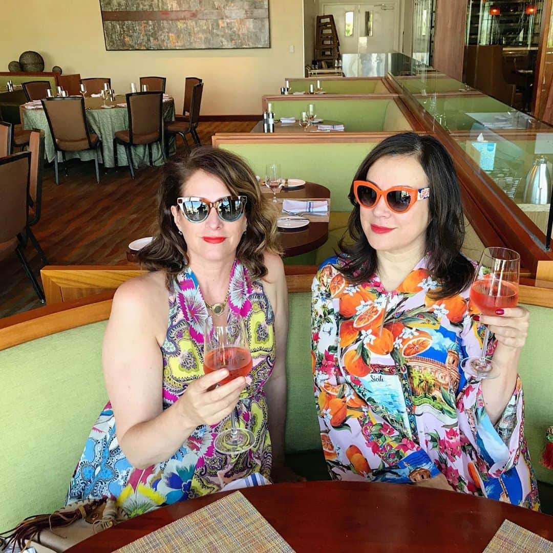 ジェニファー・ティリーさんのインスタグラム写真 - (ジェニファー・ティリーInstagram)「Palm Springs 2017: We like to match our cocktails with our outfits! 🍹🍹」8月30日 22時19分 - jennifertilly