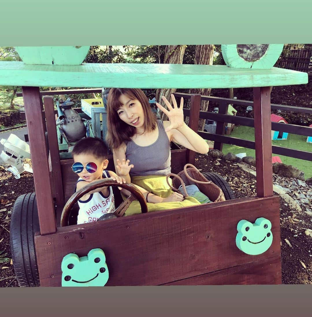 山口リサさんのインスタグラム写真 - (山口リサInstagram)「遅れてやってきた我が家の夏休み旅行🚗🐸伊豆のアンダの森に行ってきました🧡 … バリを感じるリゾート地の中に、目一杯遊べるホテルの施設✨飲み物、食べ物、お酒も飲み放題で、なんでもかんでも無料で遊べるんだよ🧡 … 子供が喜ぶポイントたくさんあるし、三世代で楽しめる宿でした😘伊豆は見どころいっぱいだから、毎度時間が足りない‼️w … けど県内だからまた来ようって思えるのが最高だよね😆🤙❤️ … #アンダの森 #アンダリゾート #伊豆高原 #家族旅行 #子連れ旅行  #三世代旅行 #一碧湖 #貸切露天風呂がある宿 #バリが好き」8月30日 22時12分 - yamaguchi_lisa