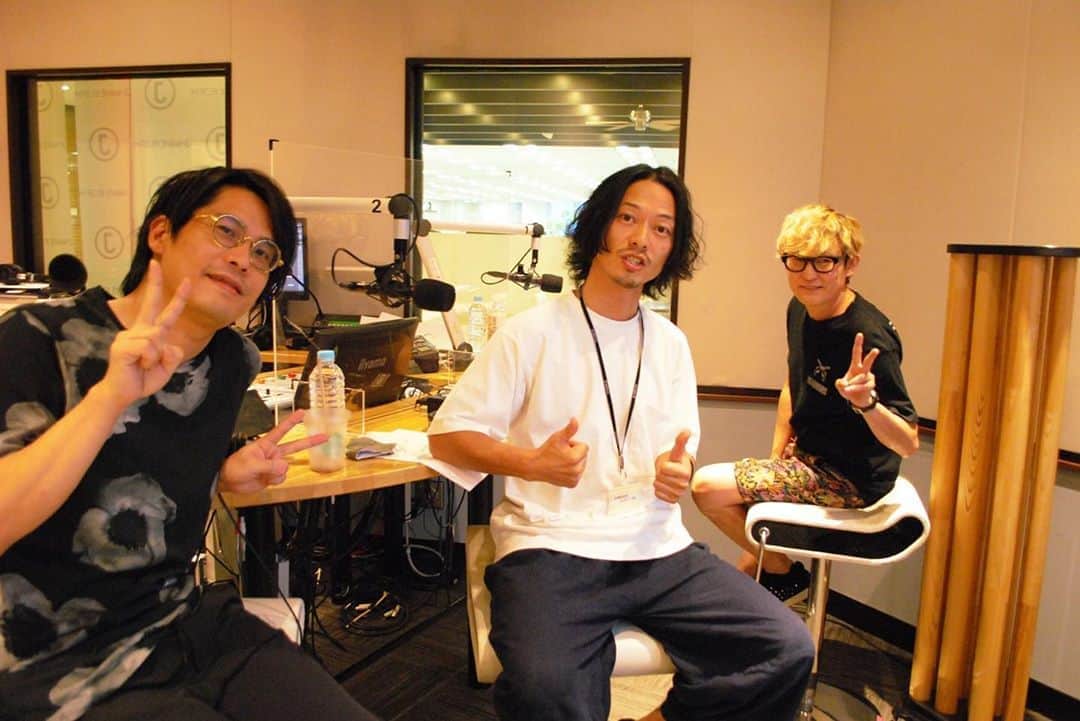 スガシカオのインスタグラム：「今夜もJ-WAVEの番組を聴いていただき、ありがとうございました  いやぁ抱腹絶倒のトーク、最高の音楽、もうたまらない1時間でしたね . THE BACK HORN のVo 山田将司 、Gt 菅波栄純のお二人ありがとう！配信ライブ頑張って！  来週はFLYING KIDSが登場です！  #radiko ↓で聴き逃し視聴 http://radiko.jp/share/?sid=FMJ&t=20200830210000」