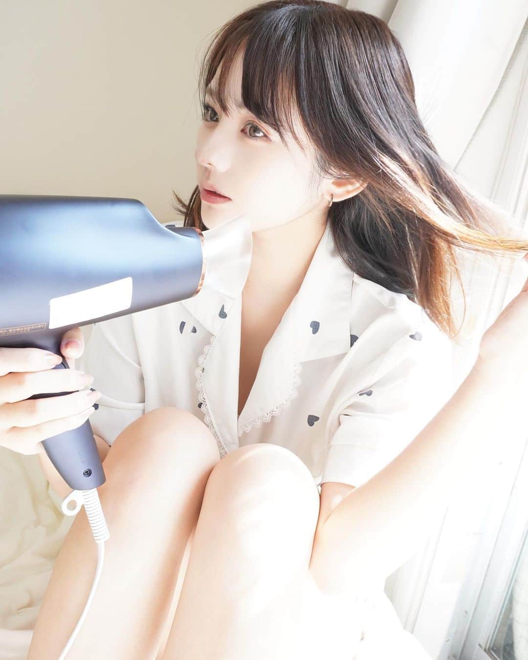 緑川百々子のインスタグラム：「アリススタイルというレンタルサービスで、 Panasonicのドライヤーのナノケアを借りてみました！ 販売前の商品のモニターです💁‍♀️  ドライした後も、パサつきがない………👼 毛量も多いのでドライヤーこだわりたいのです。  #うるおうナノケア体験 #アリススタイル」