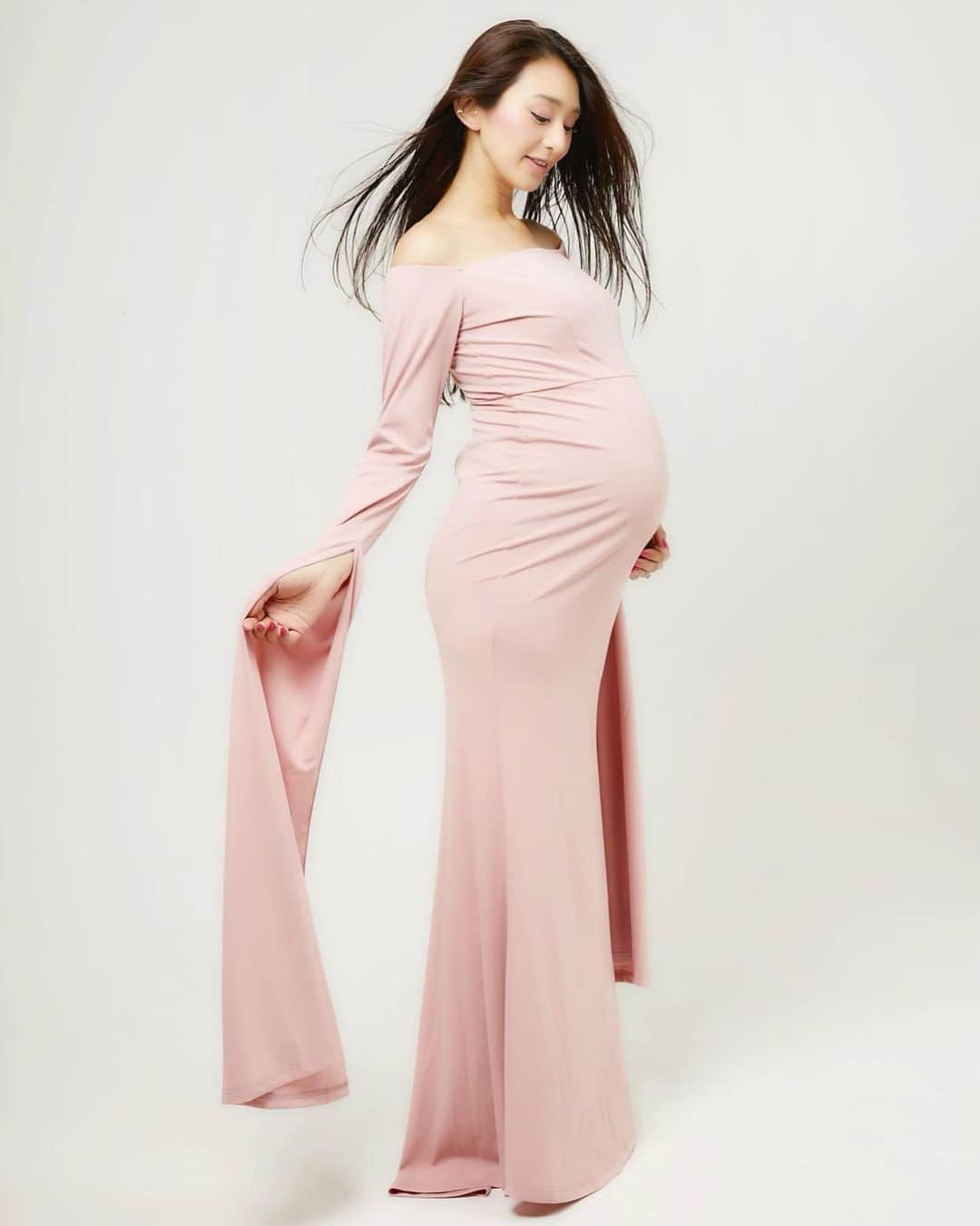 のインスタグラム：「💖🤰マタニティフォト🤰💖  📸by @akiematsuzawa   #妊婦35週  #ぷんにー  #マタニティフォト #マタニティ記録」