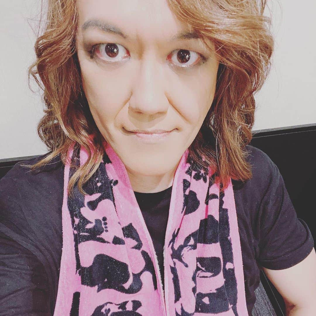 本城聡章のインスタグラム：「CRUSH OF MODE-ENDLESS SUMMER'20終了！　初めての配信筋少なかなか不思議な経験で楽しかった。御覧いただけた皆さんアリガトウ❤️皆さんは楽しんでもらえたかな？　次回は10/18@EXシアター。お楽しみに§ԾᴗԾ§ …いやーやっぱライブは大音量でありますね🎸😉  #筋肉少女帯 #KingShow #本城聡章 #CRUSH2020 #麦酒は帰るまでオアズケ😭」