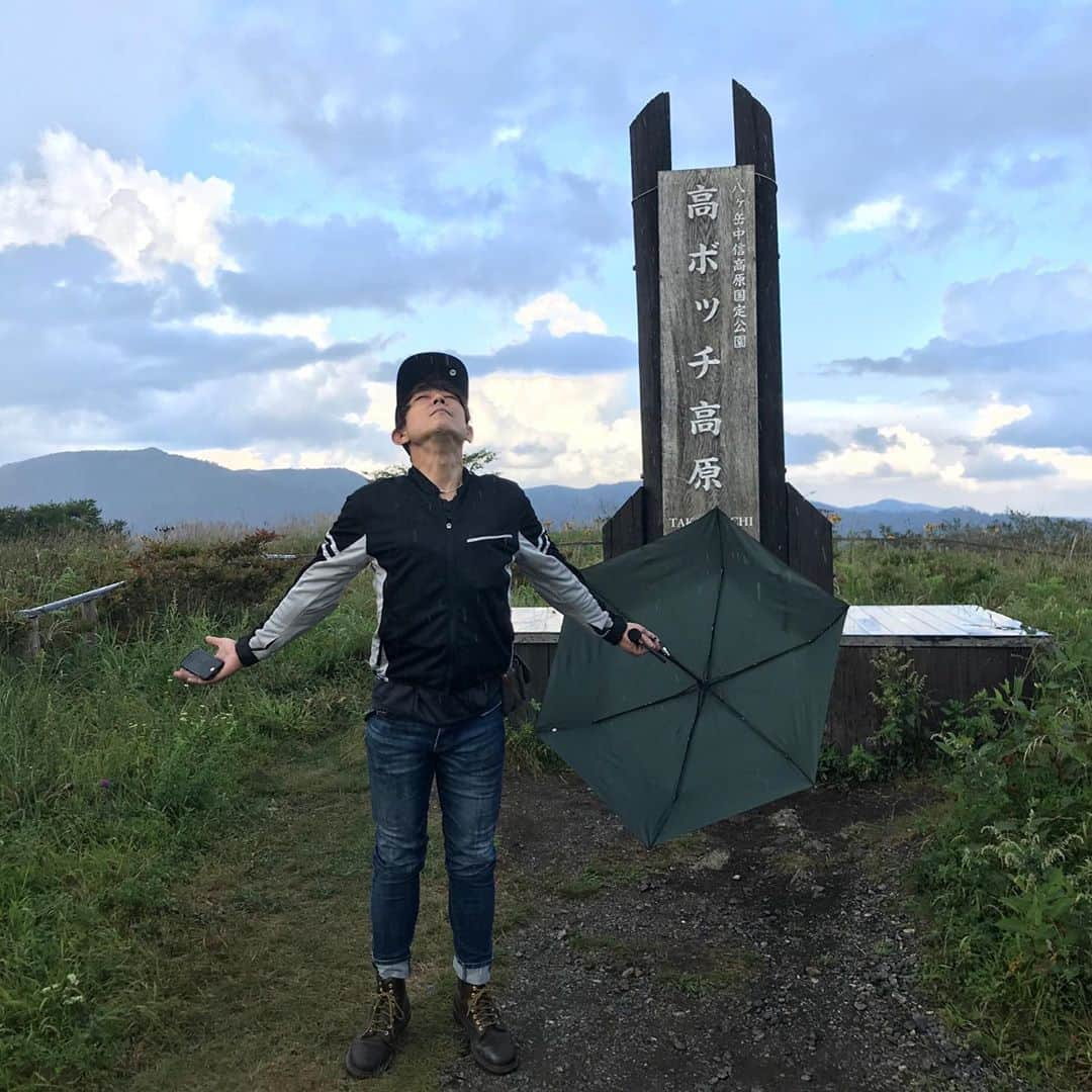 黒川忠文さんのインスタグラム写真 - (黒川忠文Instagram)「初ビーナスライン走ってきました！ 天気も良くて最高でした。 共に走ってくれたみんなに感謝！ ナビ気にせずに付いて行くだけ (´∀｀) 高ボッチ高原で少し降ってきたけど、途中で止んだ。 諏訪湖一望「君の名は」のモデル？となった全景見えて感動したよー520kmの日帰りツーリング気持ちよか〜👍」8月30日 22時17分 - kurokawatadafumi