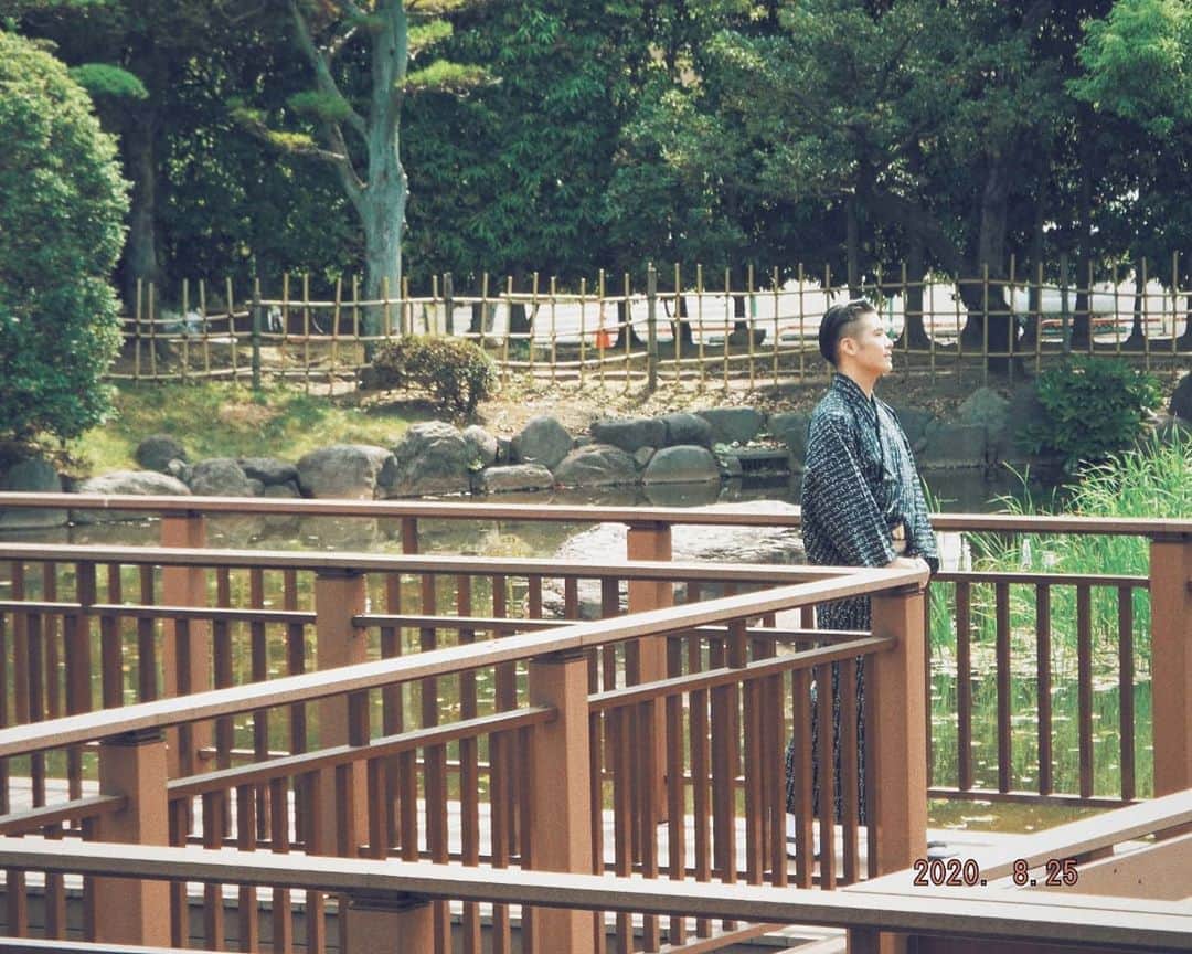 梅川壱ノ介（舞踊家）のインスタグラム：「浴衣でお散歩 ￣￣￣￣￣￣￣￣￣￣￣￣￣￣￣￣￣￣￣￣ お気に入りの浴衣を着て、YouTube撮影でしたー。  来月アップしますのでお楽しみにー✨  #梅川壱ノ介  #浴衣 #散歩 #舞踊家  #youtube」