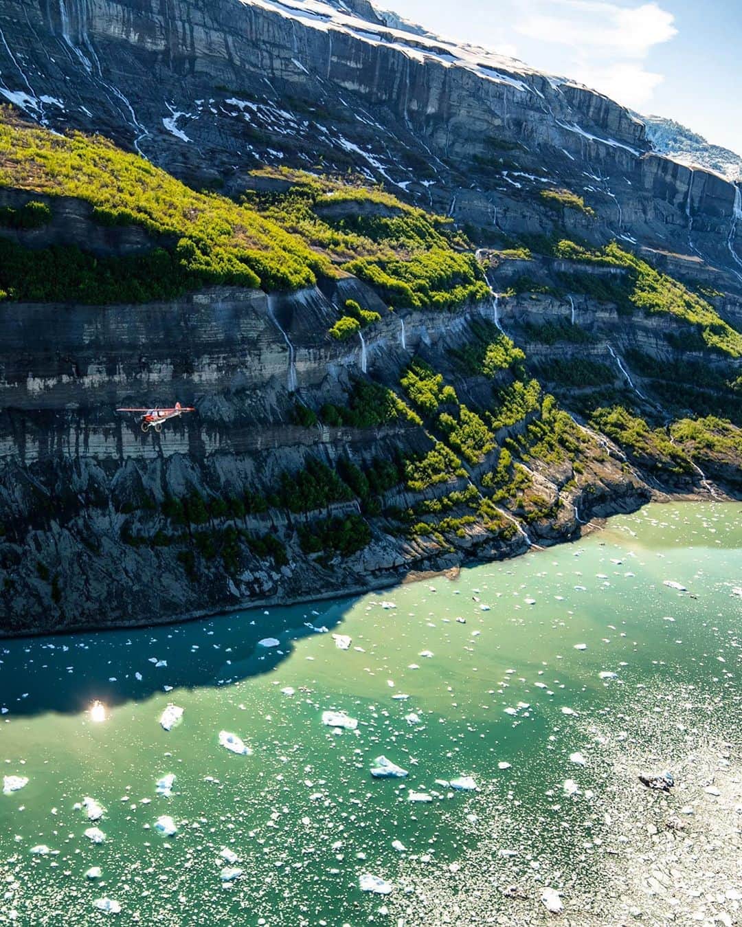 のインスタグラム：「From what I’m told, these weather windows don’t come often, if ever, for a non local. A perfectly clear & windless day in around Mount St Elias. It was so green that is nearly looked tropical. Every crack or weakness in the rock & glacial moraine turned to a powerful waterfall. Days like this take my appreciation for flying to another level & the memory cards fill up fast.」