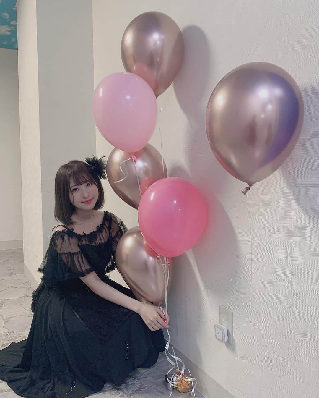 のインスタグラム：「🎈. . 生誕祭が終わってすぐのお写真. . 黒い衣装はおなじみの. Nana7ちゃんが作ってくれました❤︎. . 黒も新鮮でよき？. .」
