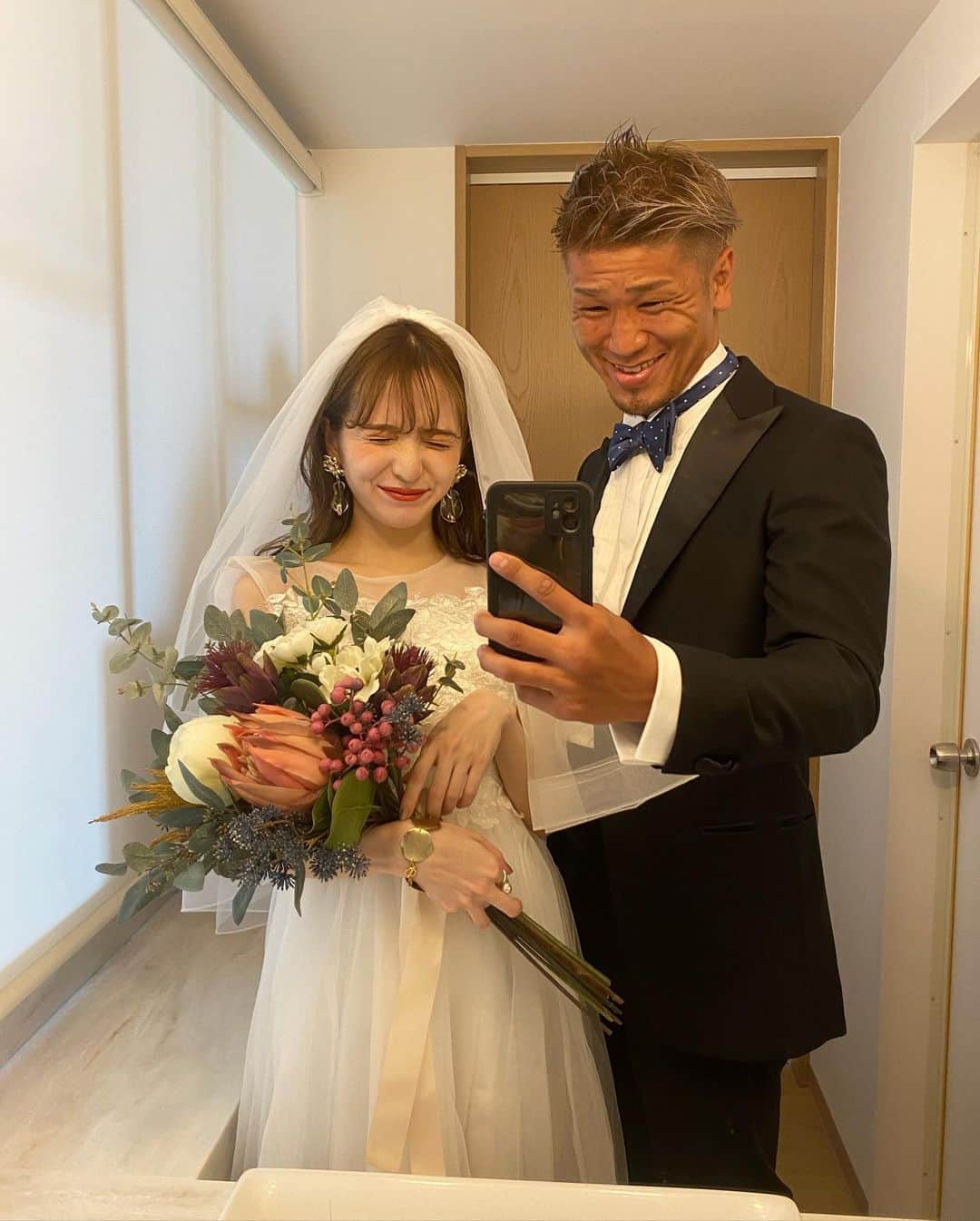 平木愛美のインスタグラム：「くしゃくしゃ👰🤵❤️  発表してから、皆さまのあたたかさで、しあわせな気持ちでひたひたになっております。涙  周りの大切なかたがたに報告した時も、そんな日々だったんだぁ。 家族やおじいちゃんおばあちゃんに改めて挨拶しにきてくれた時も、すこし緊張気味の彼にほっこり。でも、びしっと！めずらしくのスーツなんて着てくれて。 とっても嬉しかったなぁ。✨✨✨ 母の言葉は、今思い出しても泣いてしまうような、ぐっと、胸にくるものだったり。  👴👵になっても、ハッピー溢れるふたりで、いられますようにっ、、、💓  本日彼がK-1さんの生配信イベントでもちらっと話しておりましたが、出会いは実は、はじめましての日が"disney🏰💖"なんです。💫  そんな話や思い出など、またゆっくりお話できる機会などあればよいなぁ…🤫🧡🌼  この度は本当にありがとうございました。  結婚報告のポストは一旦このあたりで…🧚‍♂️💕🌙  #愛 #感謝」