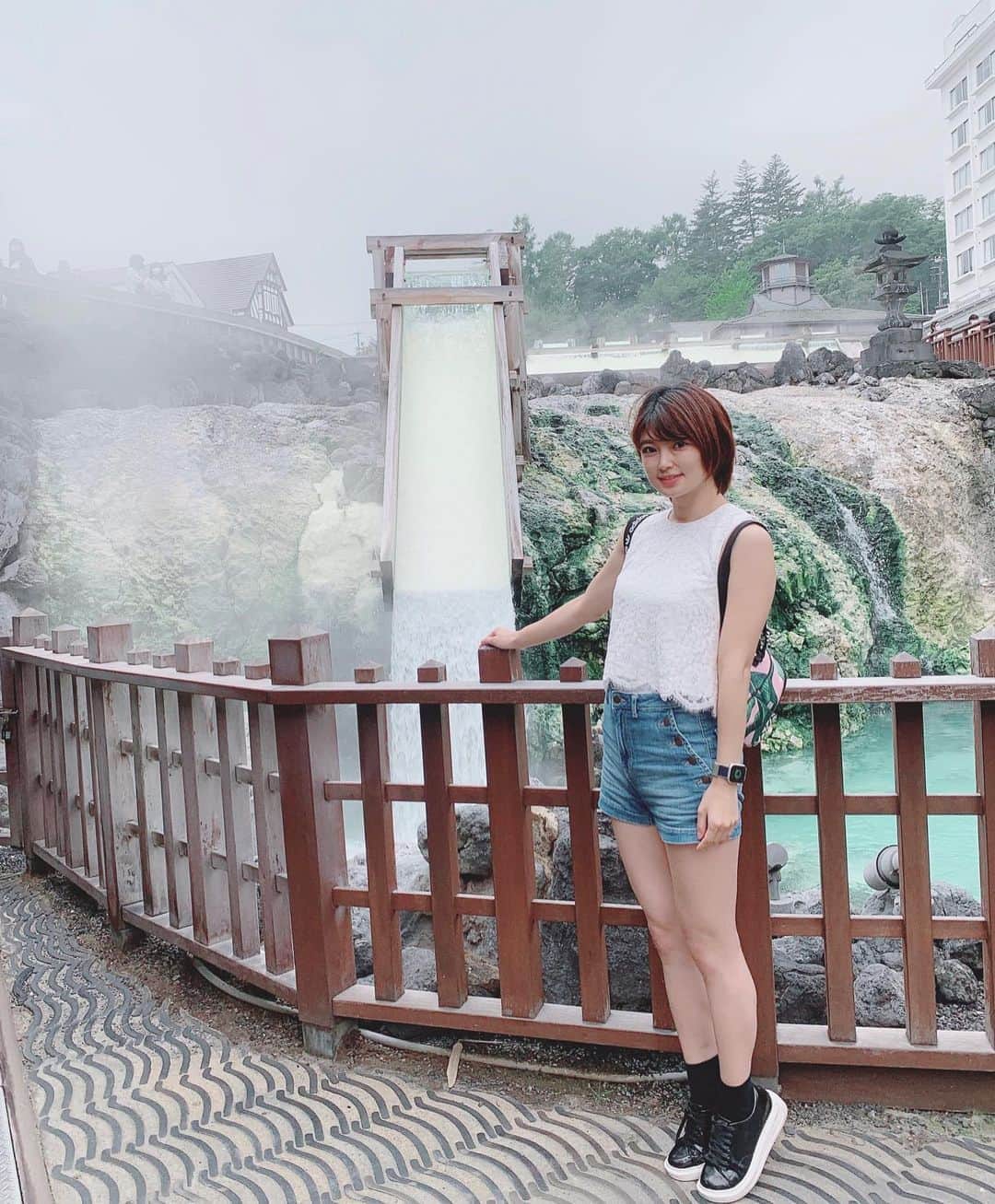 のインスタグラム：「溜まりに溜まった写真を徐々にupして行きます。  まずは、草津温泉。  小さい頃から一度行ってみたかった温泉♨️  最近、温泉の源泉を調べるのが趣味になってきた（笑）  私が入った温泉は、草津の中心辺りにある #御座之湯　湯畑源泉と万代源泉の二種類の源泉が楽しめる。  湯畑源泉は、硫黄の香りがする酸性硫黄泉〔PH2.08〕、適温。  万代源泉は、酸性塩化物硫酸塩泉〔PH1.50〕、強めの酸性、熱め（笑）  酸は古い角質を落としやすくしてくれ新陳代謝を高める効果があるけど、お肌への刺激は強いのでしっかり保湿ケアしないといけない。  少しずつ学んで、温泉マニアになりたい..w やりたいことが沢山あるな私。  #草津温泉  #日帰り温泉  #kusatsu  #温泉女子  #温泉好き」