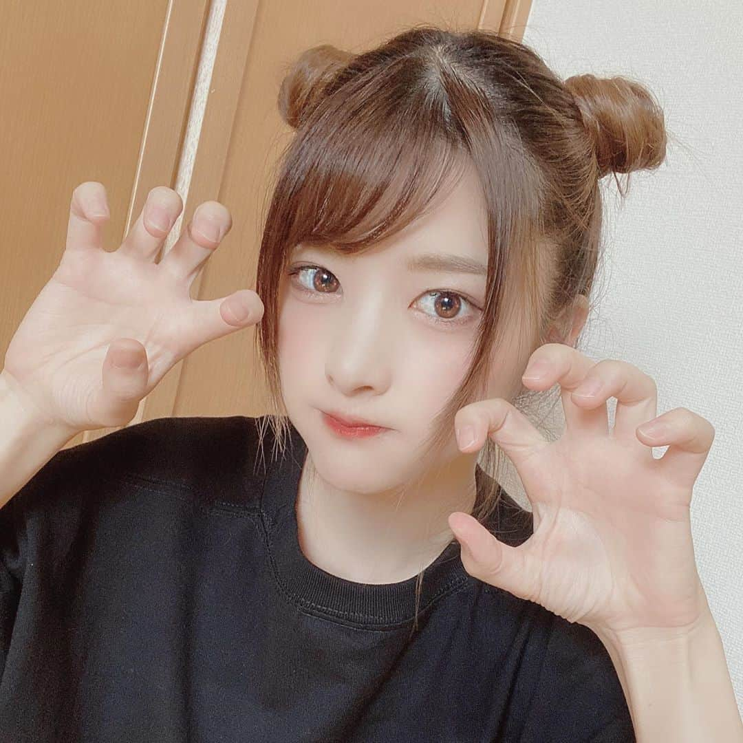 上矢えり奈さんのインスタグラム写真 - (上矢えり奈Instagram)「＊-＊-＊-＊-＊-＊-＊-＊. . くまちゃん🐻 通称、たまたまヘアーとも言う. . erina. . ＊-＊-＊-＊-＊-＊-＊-＊. . #ヘアアレンジ　#お団子　#アップヘアー #部屋着　#ごろごろ　#くまヘアー #上矢えり奈」8月30日 13時28分 - k.erinyann