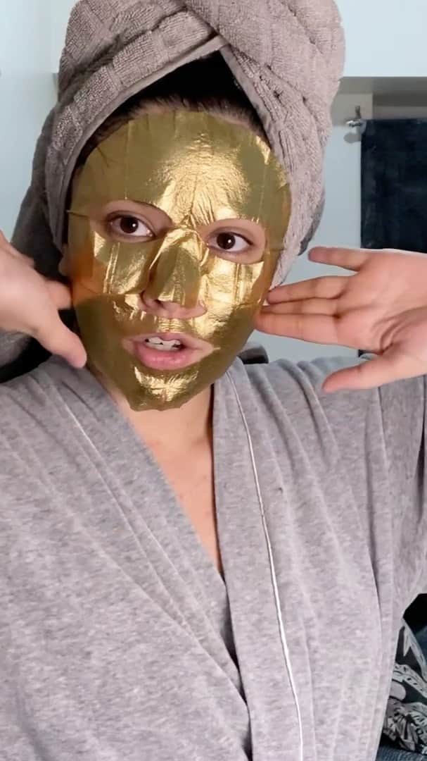 ローレン・ヤングのインスタグラム：「Even if I’m working from the comforts of my home that doesn’t mean I don’t get stressed or tired. Spending hours in front of my computer, talking for hours, in make up can really take a toll on me physically and mentally. Which is why I’ve been taking care and treating my self to a face mask EVERYDAY 💖 As you guys know self care is truly important for me which is why I’ve partnered up with @ahc.global to do the #21DaysToGlow challenge to give my skin some extra love 💕 With each face mask packing an entire bottle of serum I’m excited to see my skin transform from dull and dry to glowy and moisturized! ✨ Join me in forming this new daily habit by doing a face mask every day and if you’re worried about which one to try out first, dont, because AHC has a face mask built just for you 🌟」