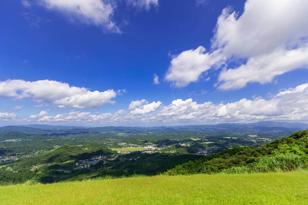鹿児島よかもん再発見のインスタグラム：「薩摩川内市入来町愛宕ビスタパークにて(^-^)/  パラグライダー発進地の芝生で、ぼんやり眺める風景  春や秋は風も心地よくていいかも🎵  ※この夏はお盆前後から休みが少なくて撮影にあまり行けていません( ノД`)…  #鹿児島 #鹿児島観光 #薩摩川内市 #薩摩川内市入来町 #愛宕ビスタパーク #鹿児島の風景 #鹿児島の自然 #kagoshima #kagoshimaphotograph  #入来町」