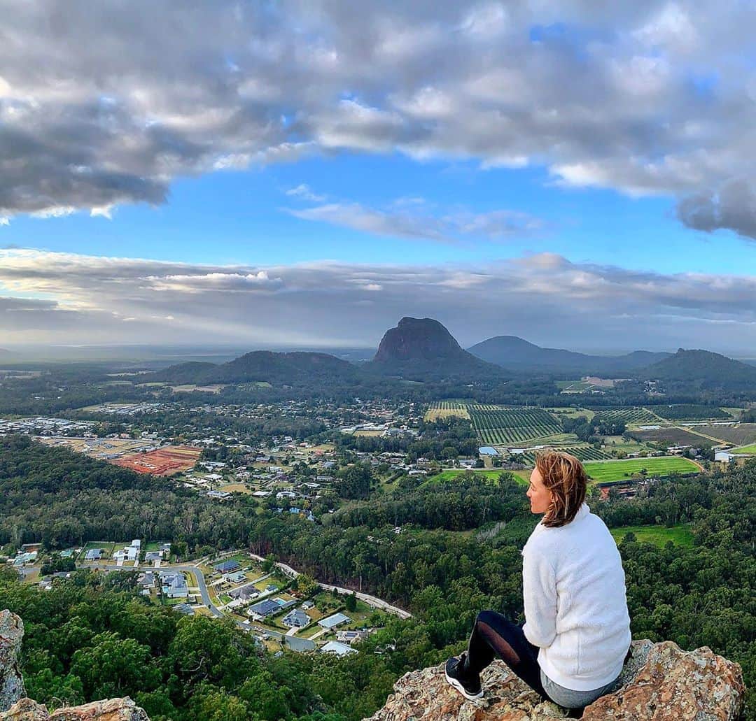 シャーニ・ヴィンソンのインスタグラム：「Sitting on top of the world 🌄 #glasshousemountains #sunrise #hike #morningview #nature #sunshinecoast」