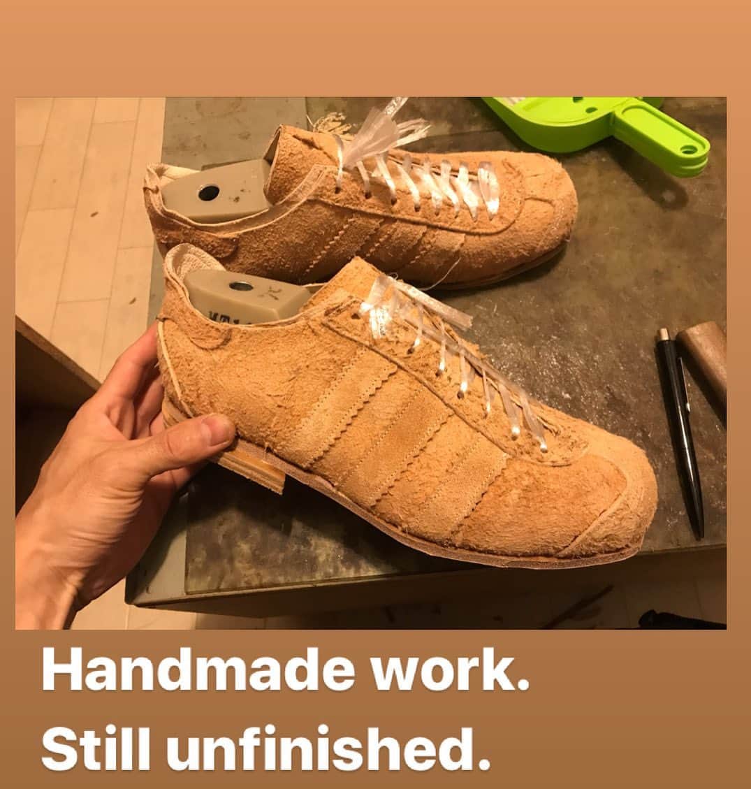 エイチカツカワフロムトウキョウのインスタグラム：「by hand. by me.  unfinished.  #shoes #leathershoes  #leathercraft #hkatsukawa #leather #handmade #handmadeintokyo  #エイチカツカワ #靴　#革靴 #nibeleather #産業廃棄物」