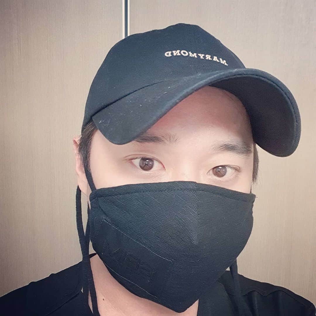 ホ・ジョンミンのインスタグラム：「준현형님 마스크 선물 감사합니다~ #isbim #nzfashion #supportlocal #nzmade #isbimask #miracleprovider 제발 마스크 좀 찹시다....제발....쫌....」