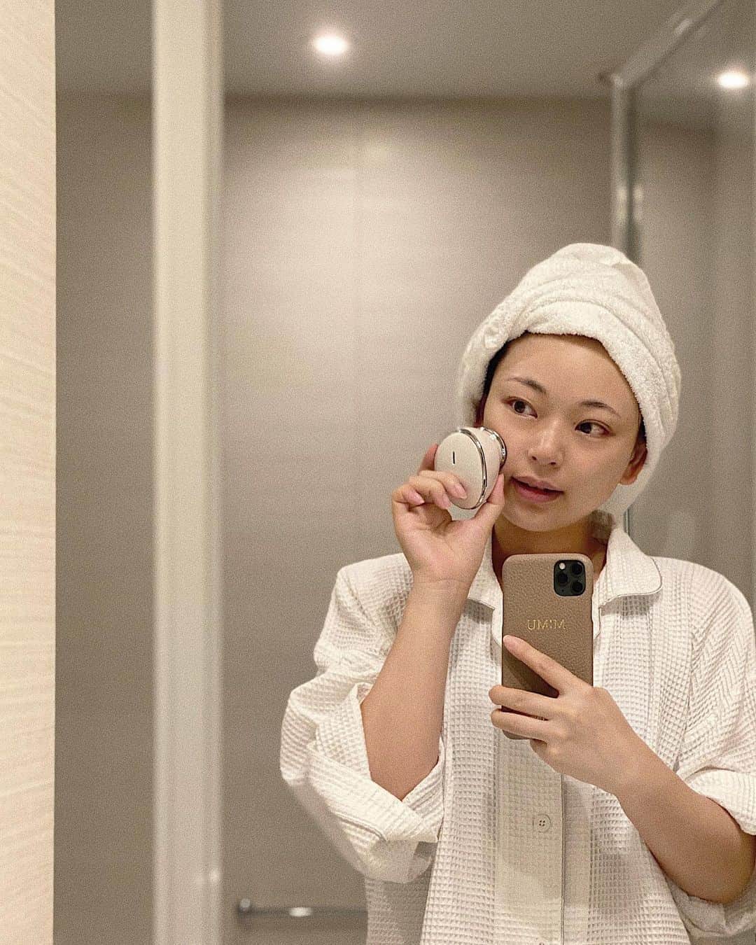 のインスタグラム：「🧖🏽‍♀️✨🥚 . . つるんとむきたまごみたいな、 ツヤ肌が好きなので 毛穴ケアをしっかりして スキンケアを浸透させるのに 最近こちらを使っています✨ 取り外し可能なシリコンブラシで洗顔したあと、 温感プレート➪温感振動で お肌に普段のスキンケアを しっかり浸透させるよ💧✨ . . コロンとまんまる、 持ち運びしやすいサイズ感でUSBで充電できるので 旅行にもぴったり🚿 . . @taiga_press  . . . #ビープロ #beapro #美顔器 #電動洗顔ブラシ  #クレンジング #コードレス #洗顔ブラシ  #スキンケア #pr #トリドリベース #美容#美肌#たまご肌#ツヤ肌」