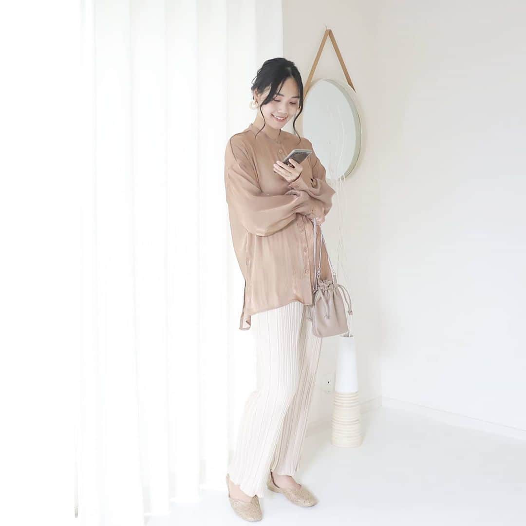Eri Satoのインスタグラム：「moca×ivory×beigeコーデ · shirt: @rectangle_official  pants: @flowriri.official bag: @titivatejp shoes: @outletshoes_official · @rectangle_official の #バンドカラーシャイニーポプリンシャツ · 秋冬注目の、ツヤツヤっとしたシャイニー素材が新しい💛 ゆるっと丈長めのシルエットも可愛いよね！ なので久しぶりにシャツをINせず着てみた🤗 シワにもなりにくいのが嬉しい✨ · #rectangle_official#rectangle_code#rectangle#レクタングル#シャツコーデ#高身長コーデ#ママコーデ#カジュアルコーデ#シャツコーデ #秋コーデ#fashion#ootd#outfit#code#coordinate#style#ファッション#コーディネート#コーデ#プチプラ#プチプラコーデ#シンプルコーデ#mamagirl#locari#partegram#カジュアル#お洒落さんと繋がりたい」
