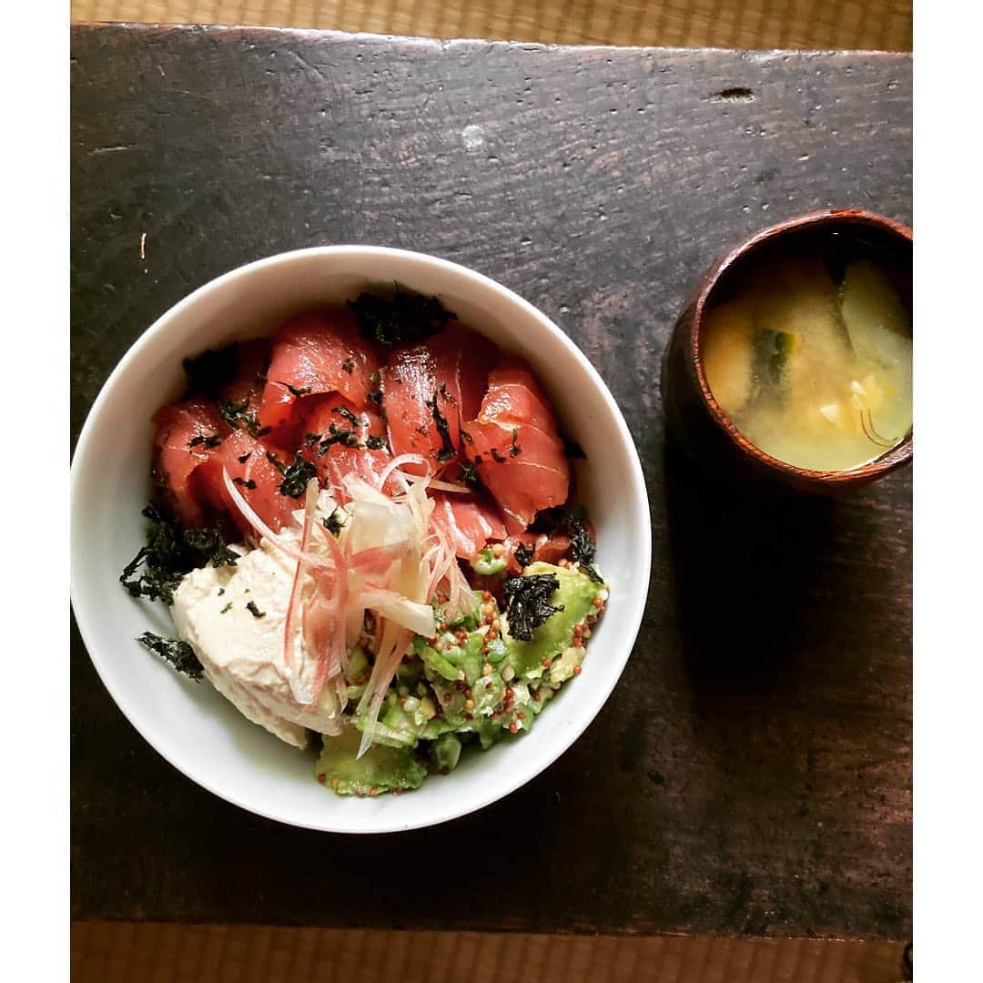 のインスタグラム：「Next Saturday,  fish market  悶絶するほど美味しい京都の千代豆腐さんの豆腐、湯葉が soilに入荷するのは週一回。 この美味しさは湯葉丼豆腐丼だけでも成立してしまう . が .  大ファンだったこんちゃんマスタードでアボカドと生オクラとあえて鮪の漬けを足してなんてこったの幸せ丼。 .  そして来週はお待たせ大好評のfish market🐟  9月5日(土曜日) 12時〜16時 #熊梅 #亀福 #丸十  場所は↓ @eatripsoil  @gyre_uni  @gyre_elan   #千代豆腐#こんちゃんマスタード #美味しいは嬉しいeatripsoil」