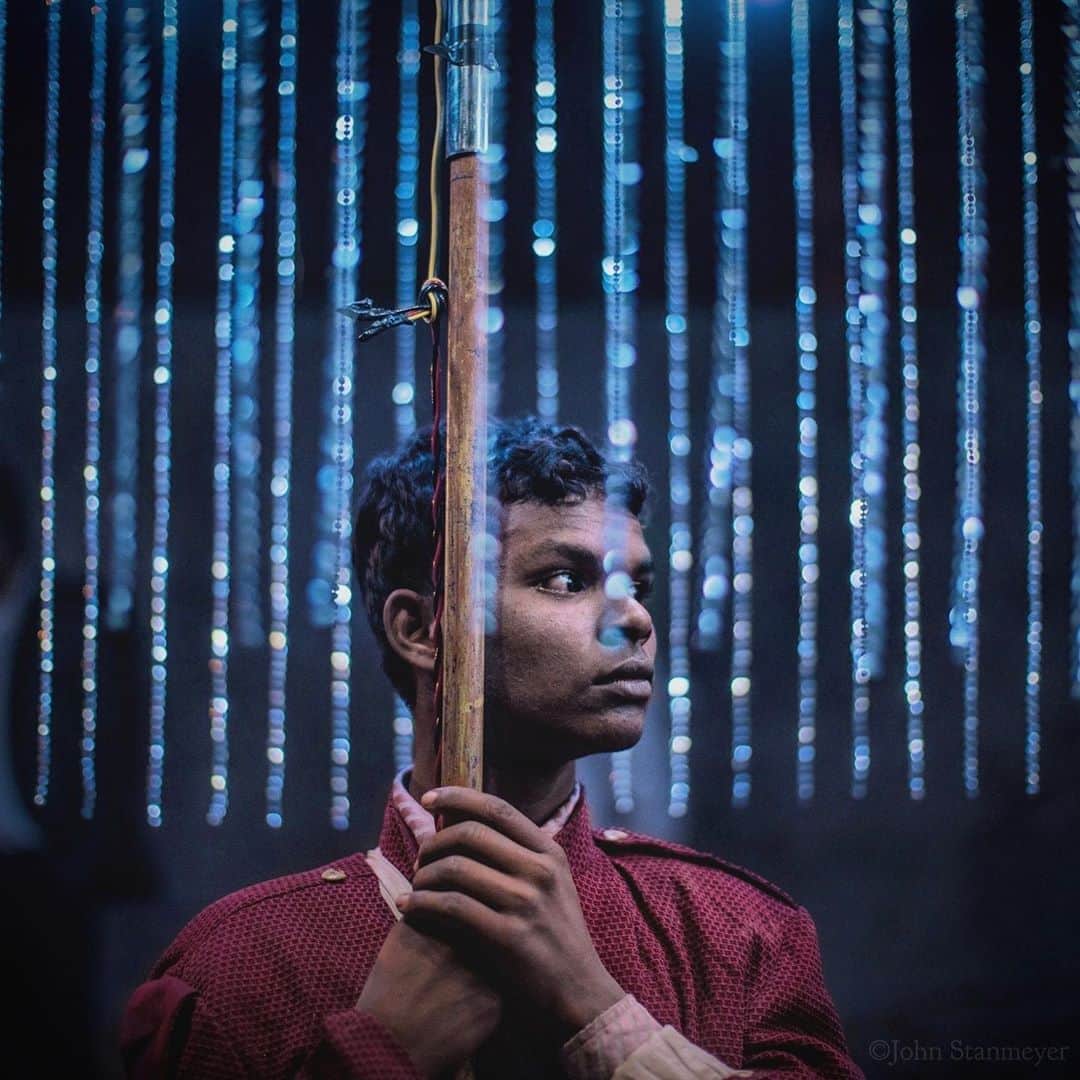 のインスタグラム：「Along the side of a road that leads to Delhi, there was a man whose job is to hold an umbrella in the elaborate procession for Chintu’s wedding. Not an ordinary umbrella, this parasol was draped in sparkly beads lit through wires running up the pole from a battery attached to his waist. He was the proudest electrified umbrella man ever. ⠀⠀⠀⠀⠀⠀⠀ India’s Daunting Challenge: There’s Water Everywhere, And Nowhere - Chapter 8 of the @outofedenwalk, my latest story in the August 2020 issue of @natgeo magazine. ⠀⠀⠀⠀⠀⠀⠀ #india #wedding #umbrella #beads #sparkly @natgeo @outofedenwalk #walkingindia #edenwalk」