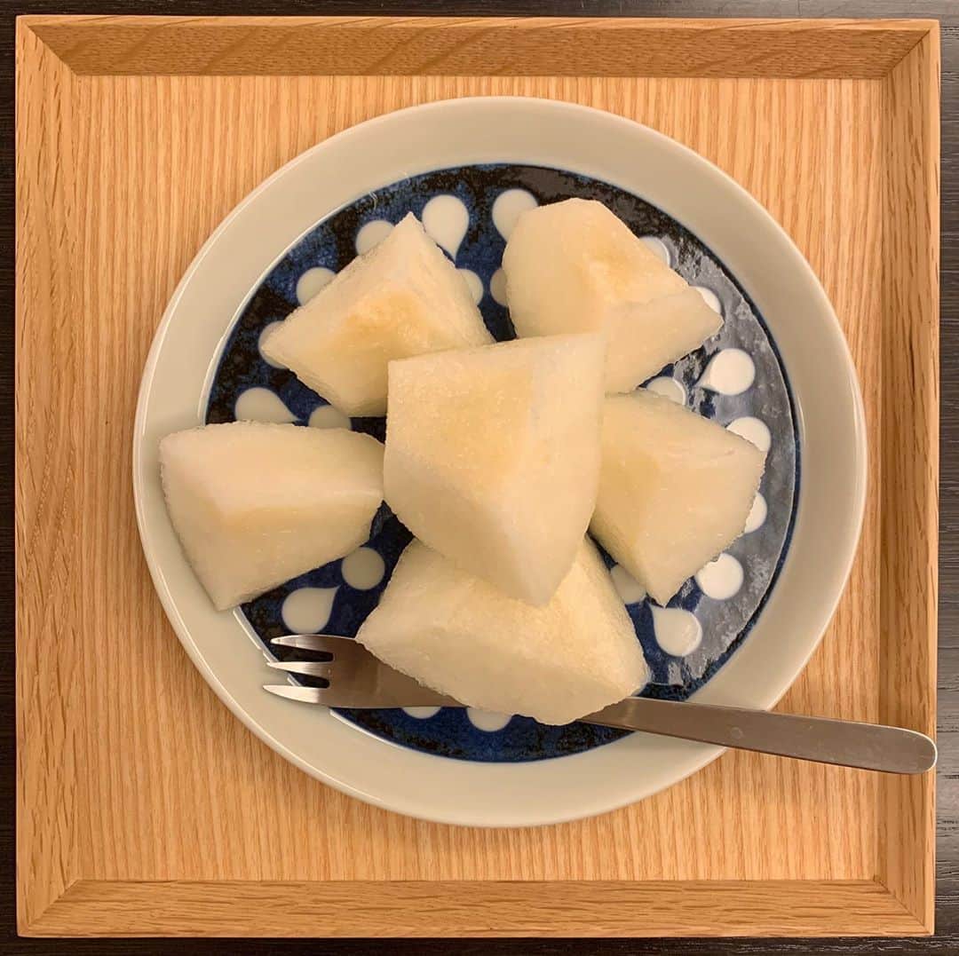 のインスタグラム：「昼下がりの梨🍐  #梨好き  #祐ご飯 @maruhiro.hasami #ヒメフォーク  #yanagisori #おやつ #祐好物 #柳宗理」