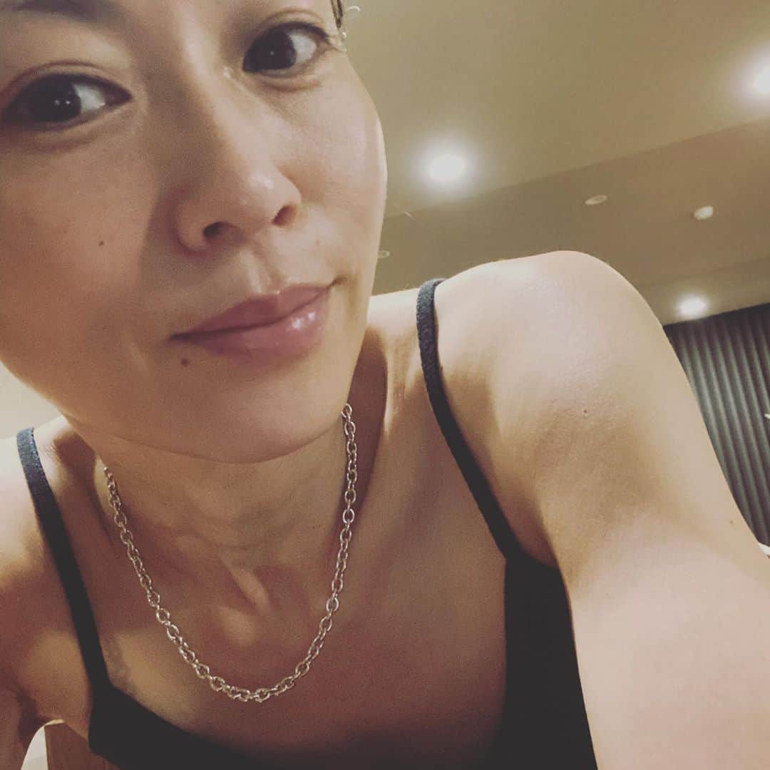 畑野ひろ子のインスタグラム：「午前中は、子供たちと一緒に太陽を浴びて汗だく😂シャワー後の一休み中。 そろそろ動き出そう😅」