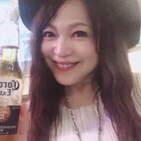 のインスタグラム：「（原めぐみofficial） コロナなんて飲み干してやるぅ〜〜♫ コロナの収束を願ってコロナビール飲み🍻  https://ameblo.jp/meguming5/entry-12621292198.html  #原めぐみ  #megumihara #江ノ島  #ヘミングウエイ  #コロナビール」