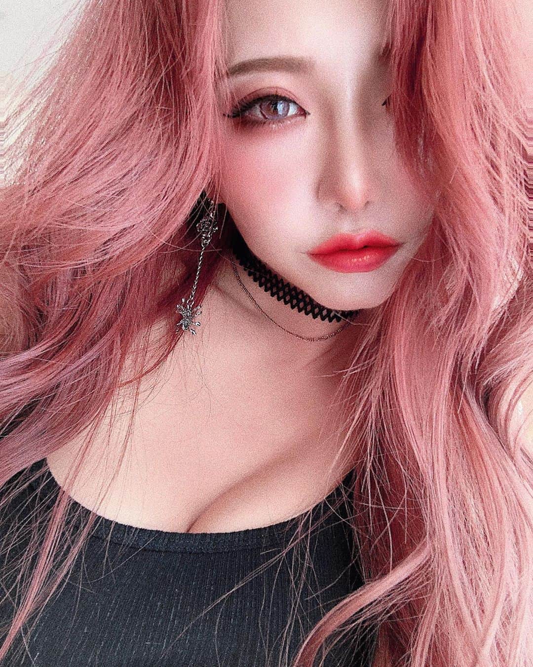 春咲ひなたのインスタグラム：「PINKPINKPINK🎀🌺🍑🍧💝 . #あざとい#派手髪#赤髪#ピンクヘアー#東京#新宿#歌舞伎町#キャバ嬢#もはや#元キャバ嬢#マツエク#春咲ひなた#YouTube#youtuber . YouTubeに関する問い合わせ先♡  株式会社YEEELL 〒150-0002  東京都渋谷区渋谷3-27-11 祐真ビル新館5F  info@yeeell.jp」