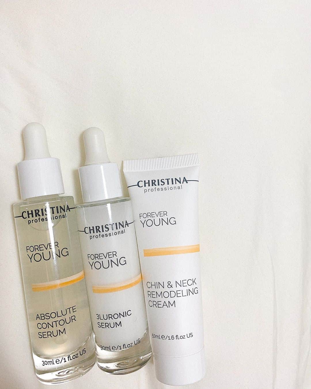 のインスタグラム：「. . いつもお世話になっている @zarahabeauty ！！ フェイシャルコースを60分しっかりと😌 . そしてだいすきなCHRISTINAシリーズから フォーエバーヤング3ステップキットを購入しました◎ . 塗るだけでボトックスのような作用があるらしい＊ (私はアゴが短くて痩せてる時でも 二重アゴになる輪郭なのでこれは楽しみ…) 丸顔の改善頑張ります！！！ PRじゃないです。笑 . そして最近は下まつげにマスカラして チークはせずにこってりした赤リップして 小顔に見えるお化粧を研究中です。 たまには美容のお話も楽しい〜🔥🔥 . . #zarahabeauty #ザラハビューティー #恵比寿 #christina #クリスティーナ #フォーエバーヤング  #美容液 #エステ #マッサージ #二重アゴ #美容day  #美容好きな人と繋がりたい #美容好き #美容マニア」