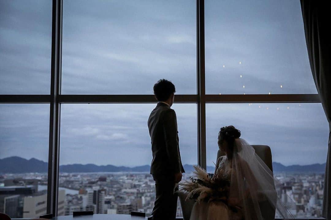 THE STYLE No.20 NEW YORK STYLE WEDDINGのインスタグラム：「2020年5月☆オープン2周年★ 口コミサイトの料理部門4年連続No.1獲得 No.20で自分たちらしい結婚式が叶う . ↓詳しくはHPをチェック↓ https://www.styles.jp/wedding/20f/ . 週末＆平日ブライダルフェアを開催しております メッセージ or ダイレクトメールからでも予約可能 . ↓ TEL ↓ 086-234-7310 . ↓ MAIL ↓ info-thestyle@styles.jpn.com . #thestyle #wedding #bridal #party #weddingparty #weddingphoto #weddingdress#starwedding #instagood #instalike #love #style #instapic  #結婚式 #結婚 #岡山結婚式 #ウェディング #プレ花嫁 #花嫁 #テーブルコーディネート #結婚式準備 #日本中のプレ花嫁さんと繋がりたい #ウェディングドレス #ウェディングフォト #ウェディングレポ #令和婚 #令和」