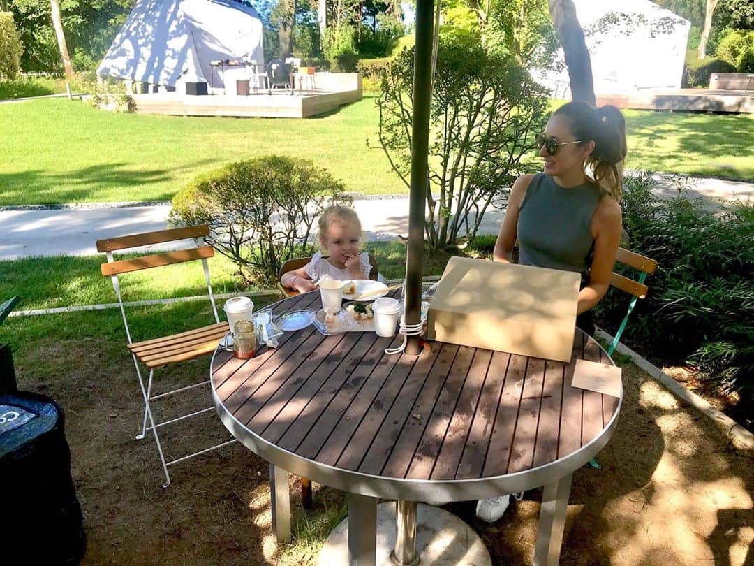 太田エイミーのインスタグラム：「Barbecue for dinner on the terrace, morning box delivery and mini’s first s’mores! @grandvaux_spa_village」