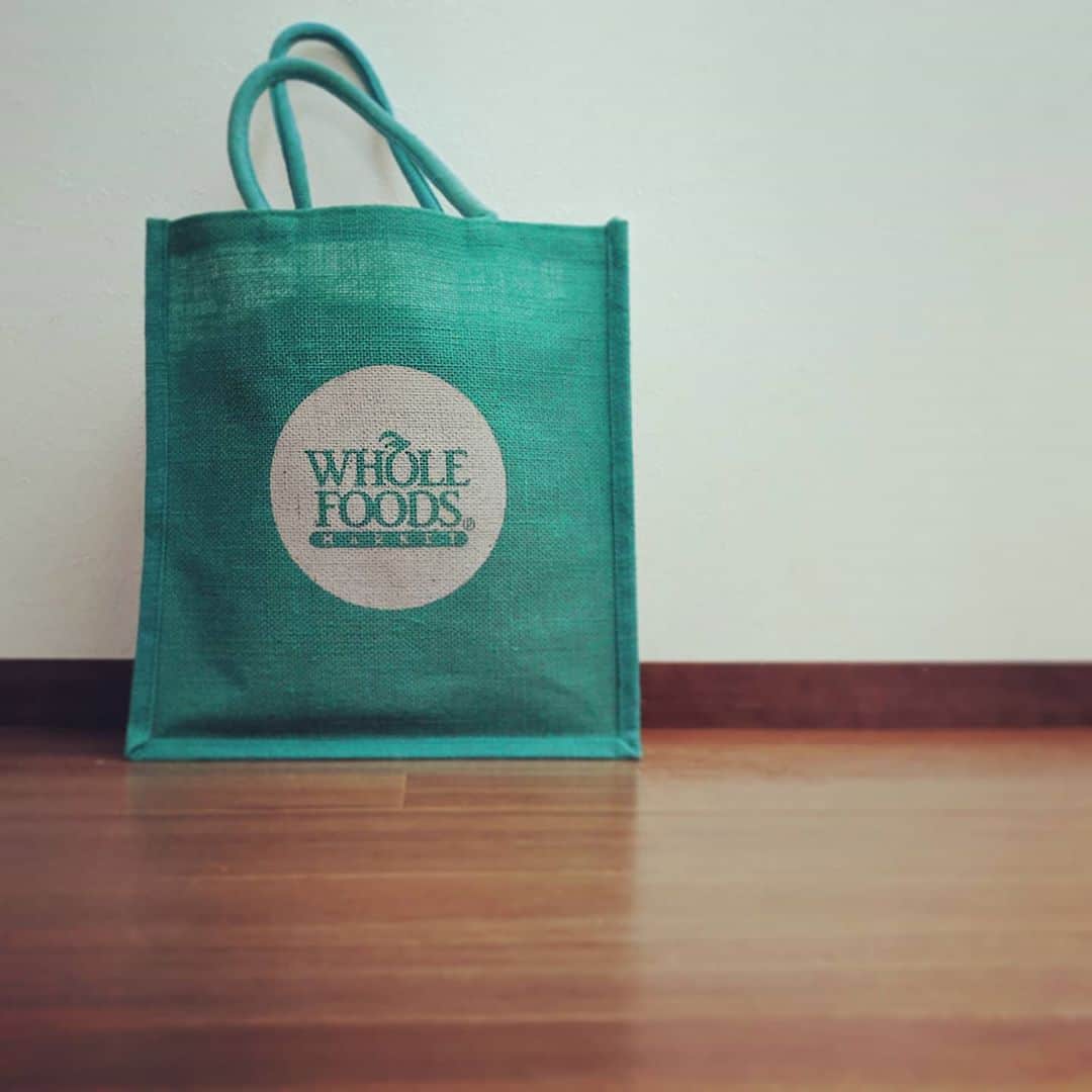 のインスタグラム：「【LIFE】WHOLE FOODSのジュート製のエコバッグ  アメリカでは有名なナチュラルな物がたくさんあるスーパーのオリジナルバッグで、フロリダのタンパでこのグリーンに一目惚れして買ったもの  フロリダ州限定だったのかな  同じ物が無いのだけど  #エコバッグ #プロテイン入れ #ホールフーズ #WHOLEFOODS #緑好き #ミドリ好き #florida #green #緑 #バッグ」