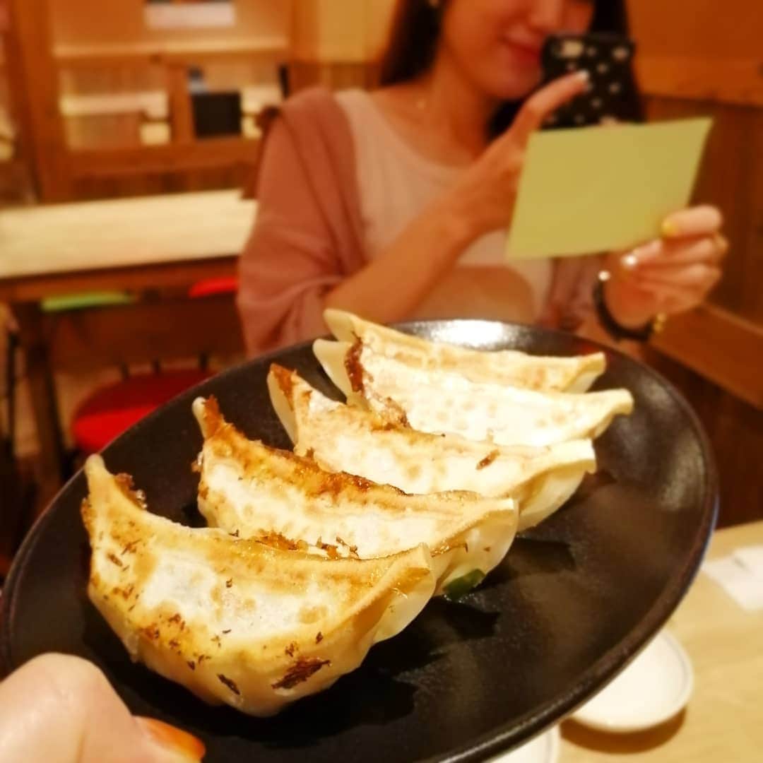 林智美 さんのインスタグラム写真 - (林智美 Instagram)「このチケット、 使用回数書いてなかったので、 後輩ちゃん持って帰りました。 また使うそうです。 林パイセン痛恨のミス！！！！！笑  #餃子 #餃子券とタピオカ券 #ビール #ぎょうざ #ギョウザ #はす向かいのソーシャルディスタンス #乾杯🍻」8月30日 14時41分 - h_tomomi_i