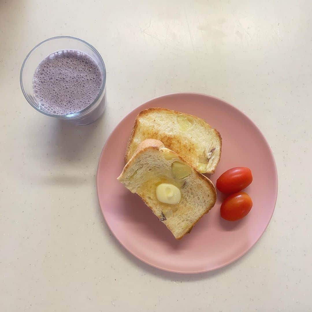 遠藤みゆさんのインスタグラム写真 - (遠藤みゆInstagram)「この間の朝ごはん☺️ ままがサツマイモのパンを作ってくれたのです🤤 . そしてスムージーでおうちカフェっぽく✌︎✌︎ . #おうちカフェ #おうちごはん #みゆふーど #breakfast #smoothie #🍠 #🍅」8月30日 14時47分 - endoomiyu