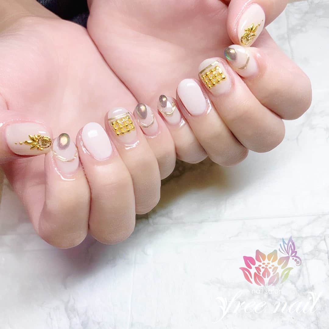 free nail フリーネイルのインスタグラム：「. お客様ネイル💅🏻🍦 . おしゃれショートネイル🤍✨ . 夏っぽいスタッズ⚜️✨ . ▶︎▶︎▶︎スワイプして動画も見てね☝︎🎬✨ . ご来店ありがとうございました🙇🏻‍♀️🙇🏻‍♀️🙇🏻‍♀️💗 . #ネイルアート #ジェルネイル #ネイルサロン #大阪ネイルサロン #ネイルデザイン #ネイルチェンジ #スタッズネイル #メタリックネイル #立体ネイル #ネイルパーツ #ホワイトネイル #メタルカラーネイル #デザインネイル #トレンドネイル #おしゃれネイル #大人ネイル #ショートネイル #夏ネイル #summernails #nailsart #nailsdid #美甲 #日式美甲 #日式美甲胶 #日本美甲师 #日本美甲老师 #美甲上课 #日本胶 #フリーネイル #freenail」