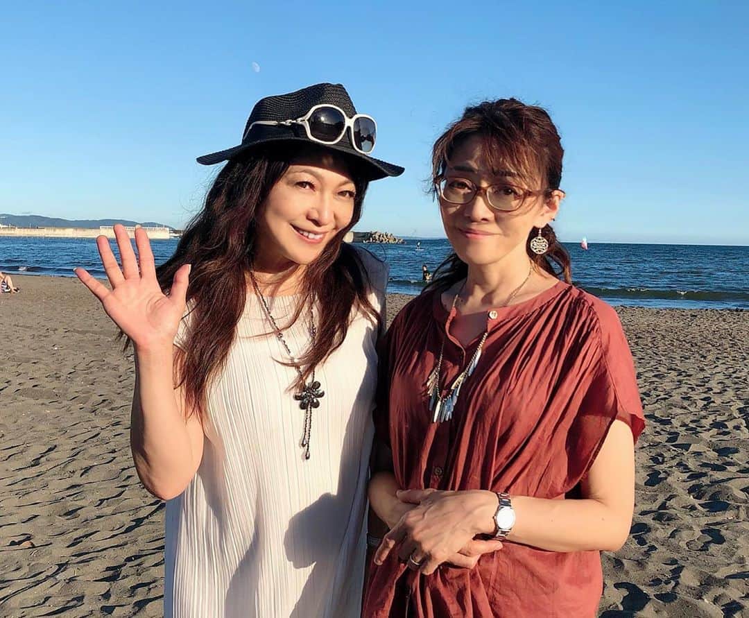 原めぐみさんのインスタグラム写真 - (原めぐみInstagram)「（原めぐみofficial） 10pics  photos Swipeーーー▶︎▶︎▶︎ 久しぶりの江ノ島海岸⛵️ ヴァイオリンの生演奏を聴きながら海風に吹かれていると、今までの一連のコロナで起きた様々な事が絵空事だった様な気さえしてくる。。。。」8月30日 15時01分 - meguming.h