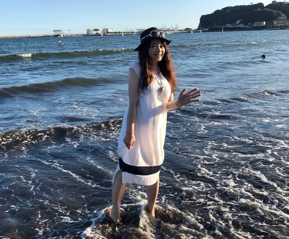原めぐみさんのインスタグラム写真 - (原めぐみInstagram)「（原めぐみofficial） 10pics  photos Swipeーーー▶︎▶︎▶︎ 久しぶりの江ノ島海岸⛵️ ヴァイオリンの生演奏を聴きながら海風に吹かれていると、今までの一連のコロナで起きた様々な事が絵空事だった様な気さえしてくる。。。。」8月30日 15時01分 - meguming.h