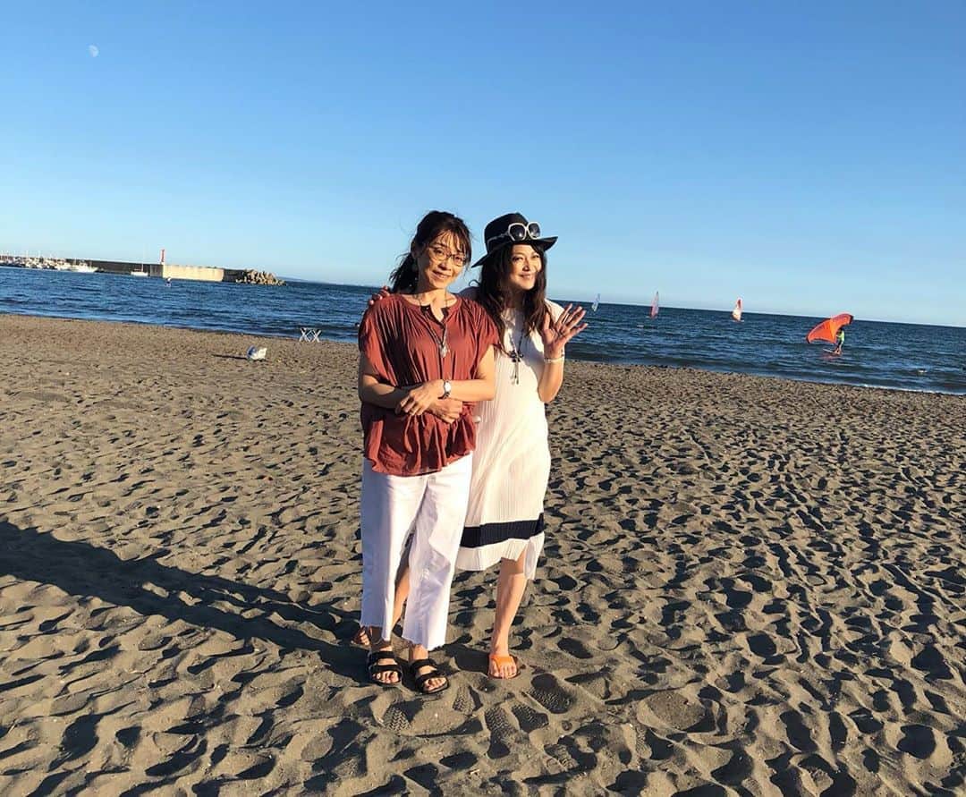 原めぐみさんのインスタグラム写真 - (原めぐみInstagram)「（原めぐみofficial） 10pics  photos Swipeーーー▶︎▶︎▶︎ 久しぶりの江ノ島海岸⛵️ ヴァイオリンの生演奏を聴きながら海風に吹かれていると、今までの一連のコロナで起きた様々な事が絵空事だった様な気さえしてくる。。。。」8月30日 15時01分 - meguming.h