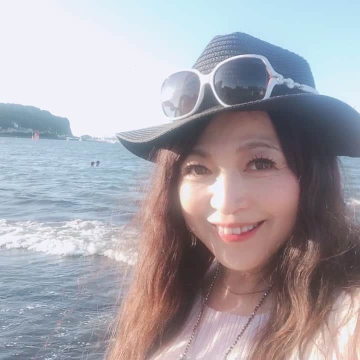 のインスタグラム：「（原めぐみofficial） 10pics  photos Swipeーーー▶︎▶︎▶︎ 久しぶりの江ノ島海岸⛵️ ヴァイオリンの生演奏を聴きながら海風に吹かれていると、今までの一連のコロナで起きた様々な事が絵空事だった様な気さえしてくる。。。。」