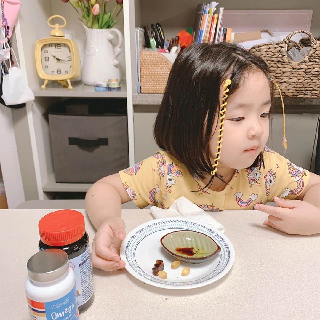 イ・ユンジのインスタグラム：「어젯밤 창문을 열고자진 않았는데?... 아침에 집에서 귀뚜라미 발견. #90년대티비좀본나로선#그때의언니들이생각나#SES#나를미더주길바래애」
