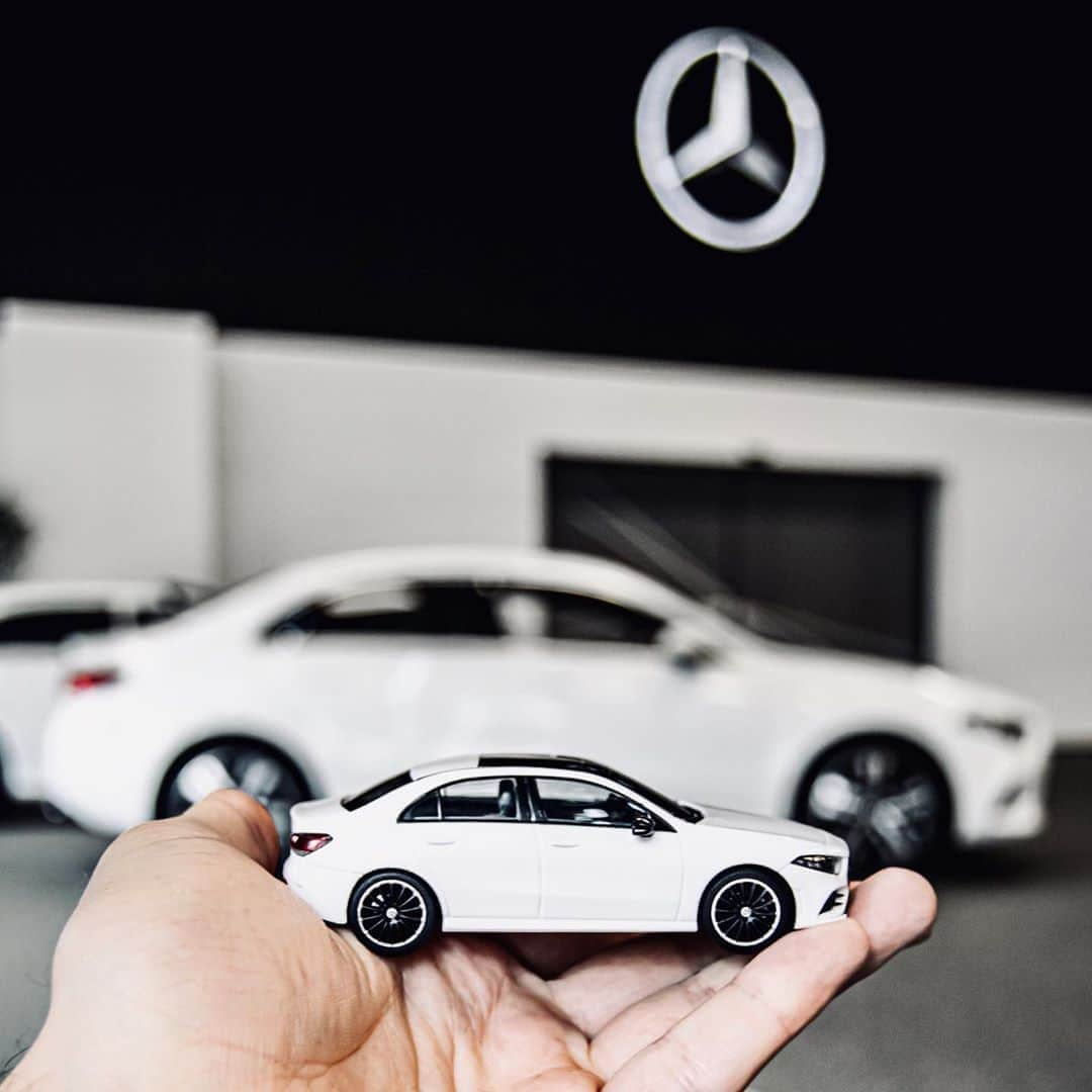 メルセデス・ベンツさんのインスタグラム写真 - (メルセデス・ベンツInstagram)「Our A-Class Sedan is a true athlete even as a miniature model – thanks to the finest attention to detail and carefully designed interior! 🖤 Your dream cars as miniature models are ideal as gifts or souvenirs and are available online!   📷 @mbkundencenter    #MercedesBenz #Mbkundencenter #Aclass #Daimler #thebestornothing」8月30日 15時00分 - mercedesbenz