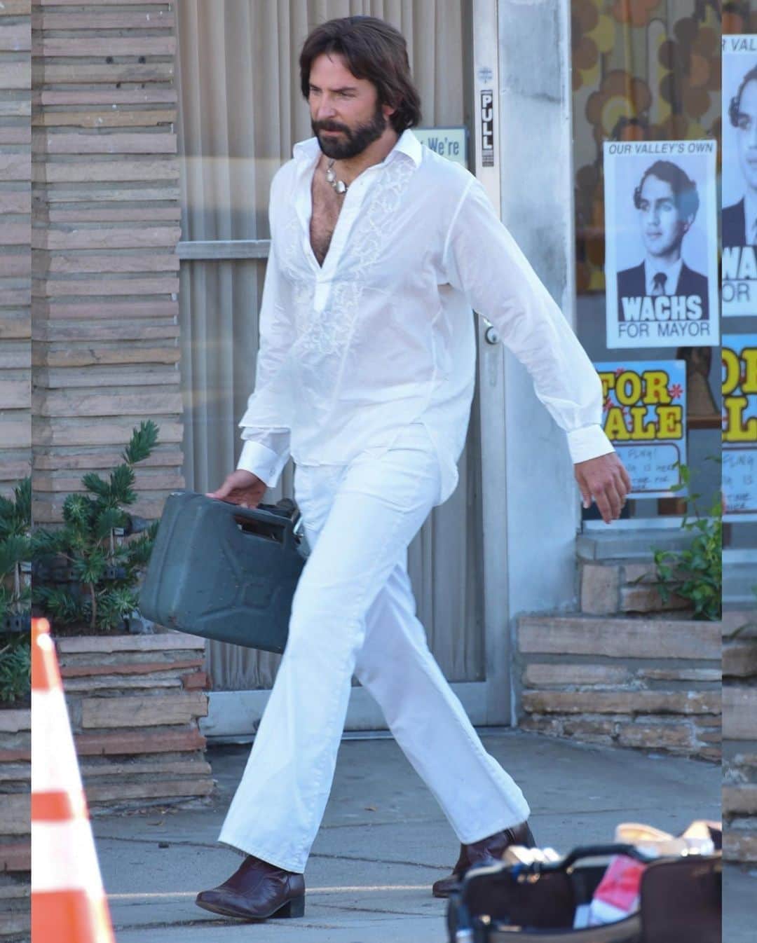Just Jaredさんのインスタグラム写真 - (Just JaredInstagram)「Bradley Cooper looks straight out of the ‘70s while filming his new movie! #BradleyCooper Photos: Backgrid」8月30日 15時04分 - justjared