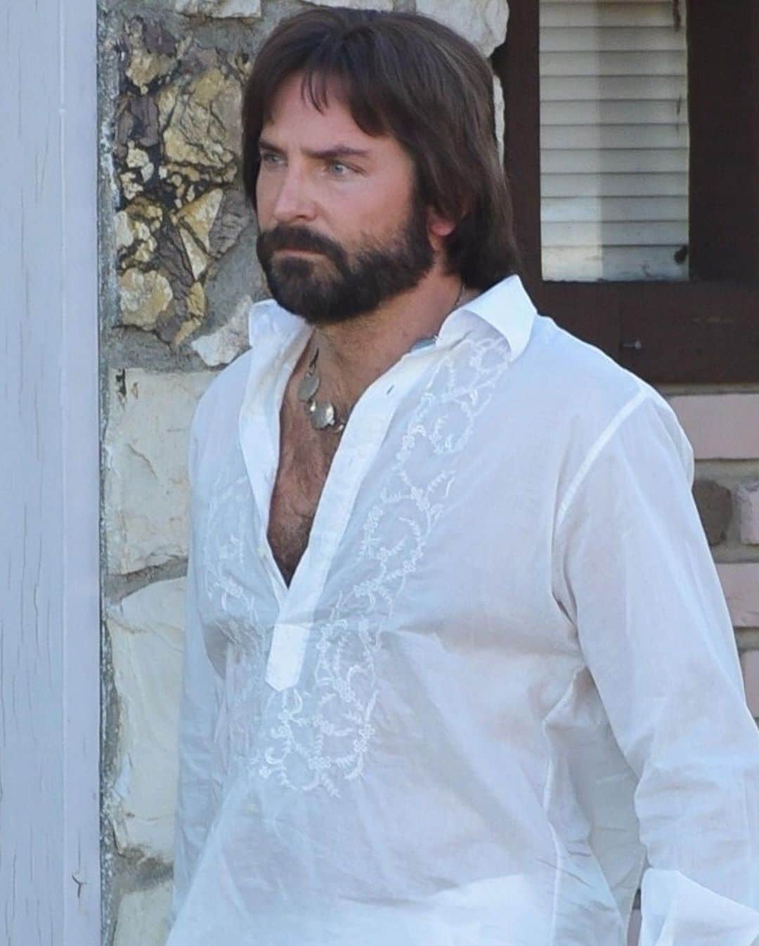Just Jaredさんのインスタグラム写真 - (Just JaredInstagram)「Bradley Cooper looks straight out of the ‘70s while filming his new movie! #BradleyCooper Photos: Backgrid」8月30日 15時04分 - justjared
