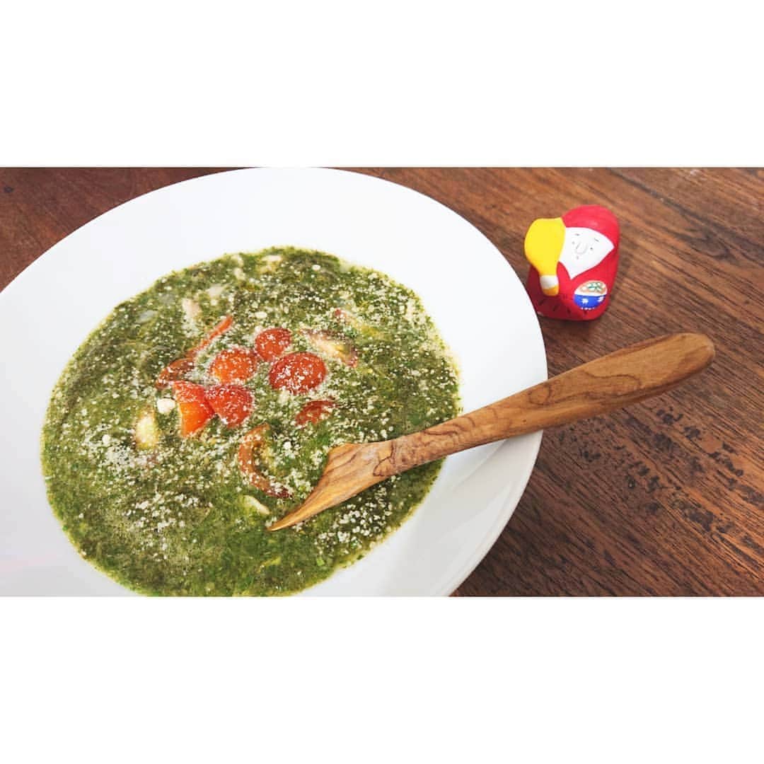 加藤沙知さんのインスタグラム写真 - (加藤沙知Instagram)「モロヘイヤのスープ  今日(2020.8.30)  17:00～放送の MRTラジオ『アナ旅』でご紹介します♪  学生時代に旅したエジプトの想い出の味です😋  今でも自己流のアレンジを加えて作っています！！  ネバトロ～です💕  #旅 #trip #ラジオ #エジプト #モロヘイヤ #スープ #cooking  #アナ旅はMRTアナウンサーが旅をテーマにお話をする番組 #旅する気分でお聴きください  #radikoでも聴けます  【材料】 モロヘイヤ、鶏肉、玉ねぎ、ニンニク、オリーブオイル、水、コンソメ 、塩胡椒、レモン汁、トマト、粉チーズ  【作り方】 ①:鍋に、オリーブオイルとニンニクを入れて炒める。香りがよくなります！  ②:みじん切りした玉ねぎを、①の鍋でしんなりなるまで炒める  ③:玉ねぎがしんなりしたら、食べやすい大きさに切った鶏肉を入れ、ある程度火が通るまで炒める  ④:③に水とコンソメを入れてコトコトする  鍋をコトコトしている間に。  ⑤:モロヘイヤを細かく刻む  ⑥:⑤を④に入れて、塩胡椒で味を整える。かき混ぜて、馴染ませてください。  お好みで、レモン汁を入れるとさっぱりします。  器に盛って、カットしたトマトを飾れば完成！ 写真では、粉チーズもふっています！」8月30日 15時20分 - mrt.kato