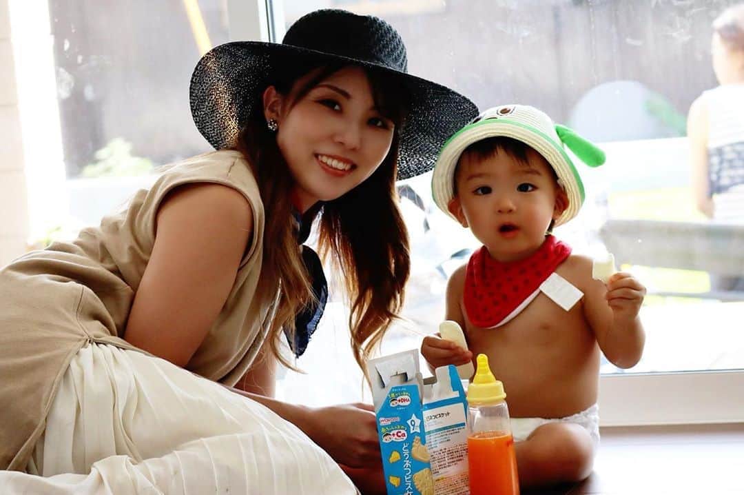 Momoeのインスタグラム：「#happy #家事 #育児 #family #家族 #boy #smile #男の子 #息子 #code #love #lucky #kids #子供 #thankyou #宝物 #ベビー #fashion #follow #心 #縁 #パパ #ママ #家族写真 #男の子ママ #赤ちゃん写真 #photo #子育て #1歳 #flower」